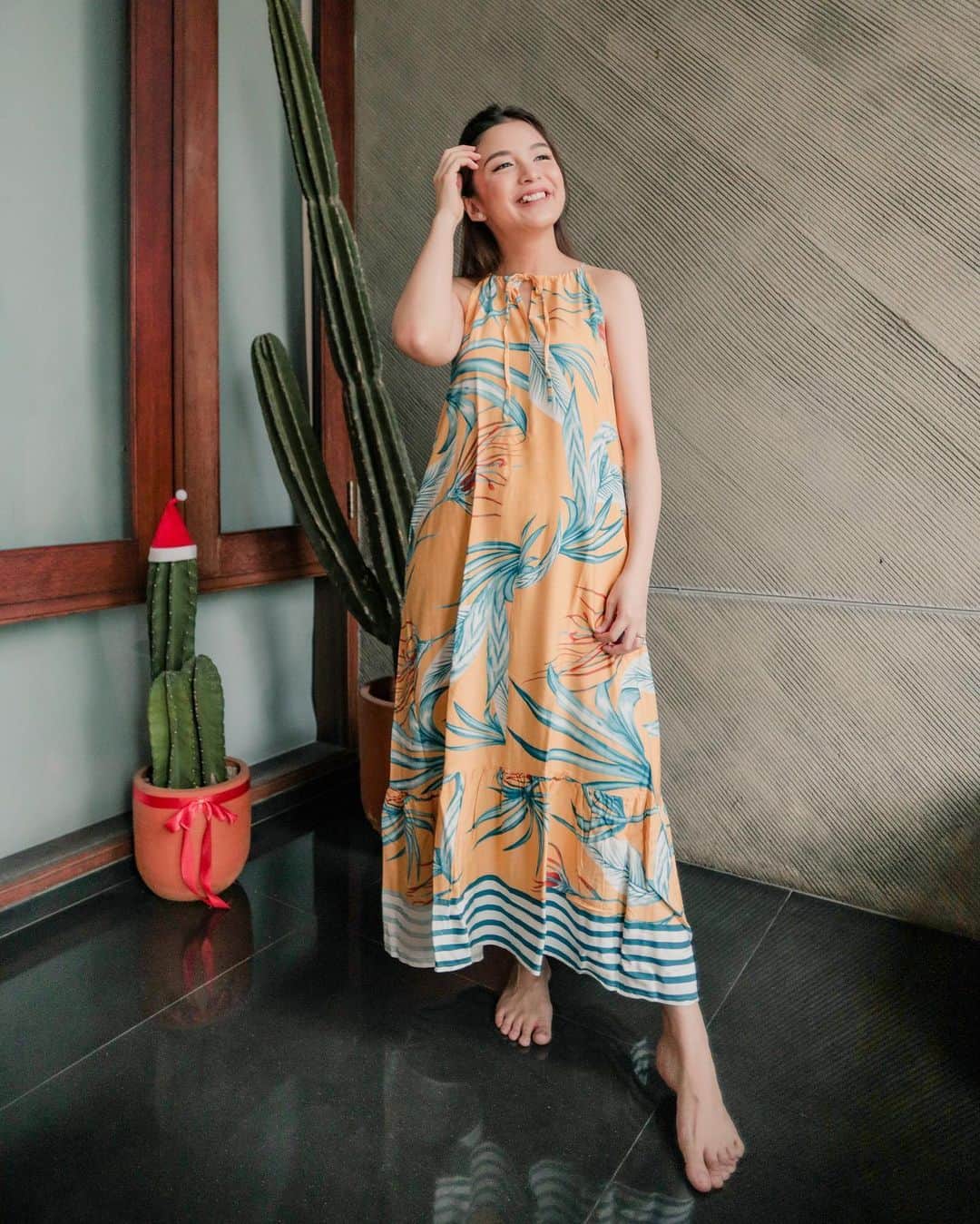 チェルシー・オリビアのインスタグラム：「Jujur yah pandemi yg sudah hampir setahun ga bisa kemana mana sebagai perempuan yg habis melahirkan dimana badan belum seutuhnya kembali ke posisi awal 🙃 banyak yg bikin kita insecure apalagi kalo suami liat... buat aku mandi yg wangi dan pake baju yg nyaman dan menarik adalah usaha buat kita nyaman dan percaya diri walau di rumah aja terutama di depan suami ♥️✌🏼 Home Wear by @raeandsky.official  (Kalo aku udh bisa kebali akan aku bawa dress cantik ini 🌞,sekarang gaya di depan pintu rumah aja udh happy 😊 )」