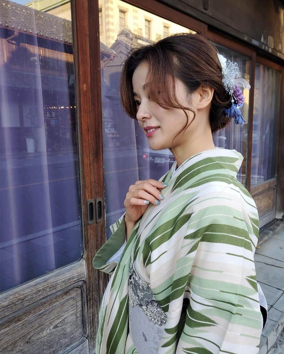 清水由紀のインスタグラム：「👘 気取る→にやける→笑う😂  #気取り切れないわたし #すかしがお 🤪 #どこみてんねん笑  #着物 #kimono #川越散策」