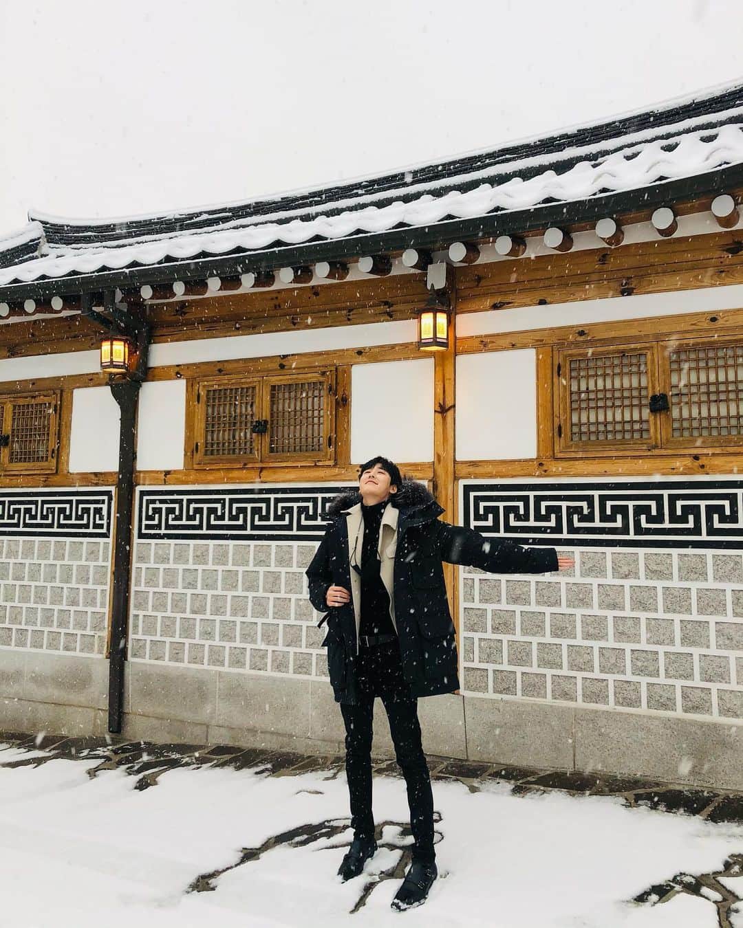 ケビン さんのインスタグラム写真 - (ケビン Instagram)「Caught in a snowstorm❄️☃️ 갑자기 또 폭설? 눈길 조심해요!! ソウルは急に雪が降って来たよ！」1月12日 16時26分 - kevinwoo_official