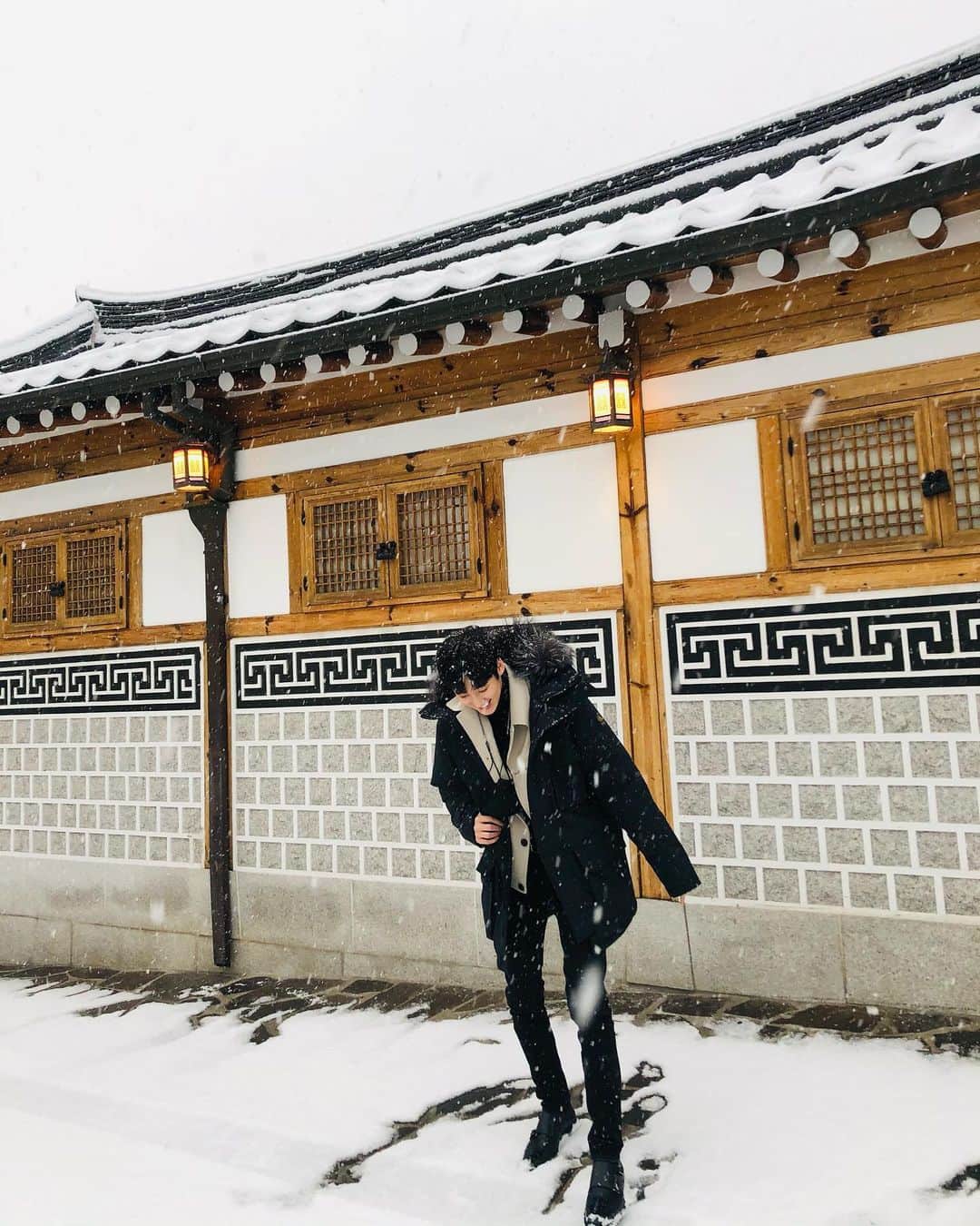 ケビン さんのインスタグラム写真 - (ケビン Instagram)「Caught in a snowstorm❄️☃️ 갑자기 또 폭설? 눈길 조심해요!! ソウルは急に雪が降って来たよ！」1月12日 16時26分 - kevinwoo_official