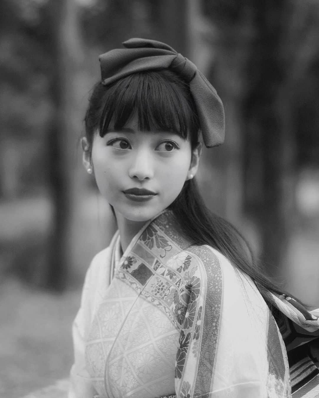 日達舞のインスタグラム：「. 画質が落ちてしまったので再投稿です🙇‍♀️  中学の吹奏楽部の先輩に、 振袖で撮影していただきました！ 素敵なご縁に感謝です✨✨☺️  #カメラ#camera#ポートレート撮影#ポートレート写真#成人式前撮り #成人式振袖#成人式ヘア #被写体モデル #被写体撮影」