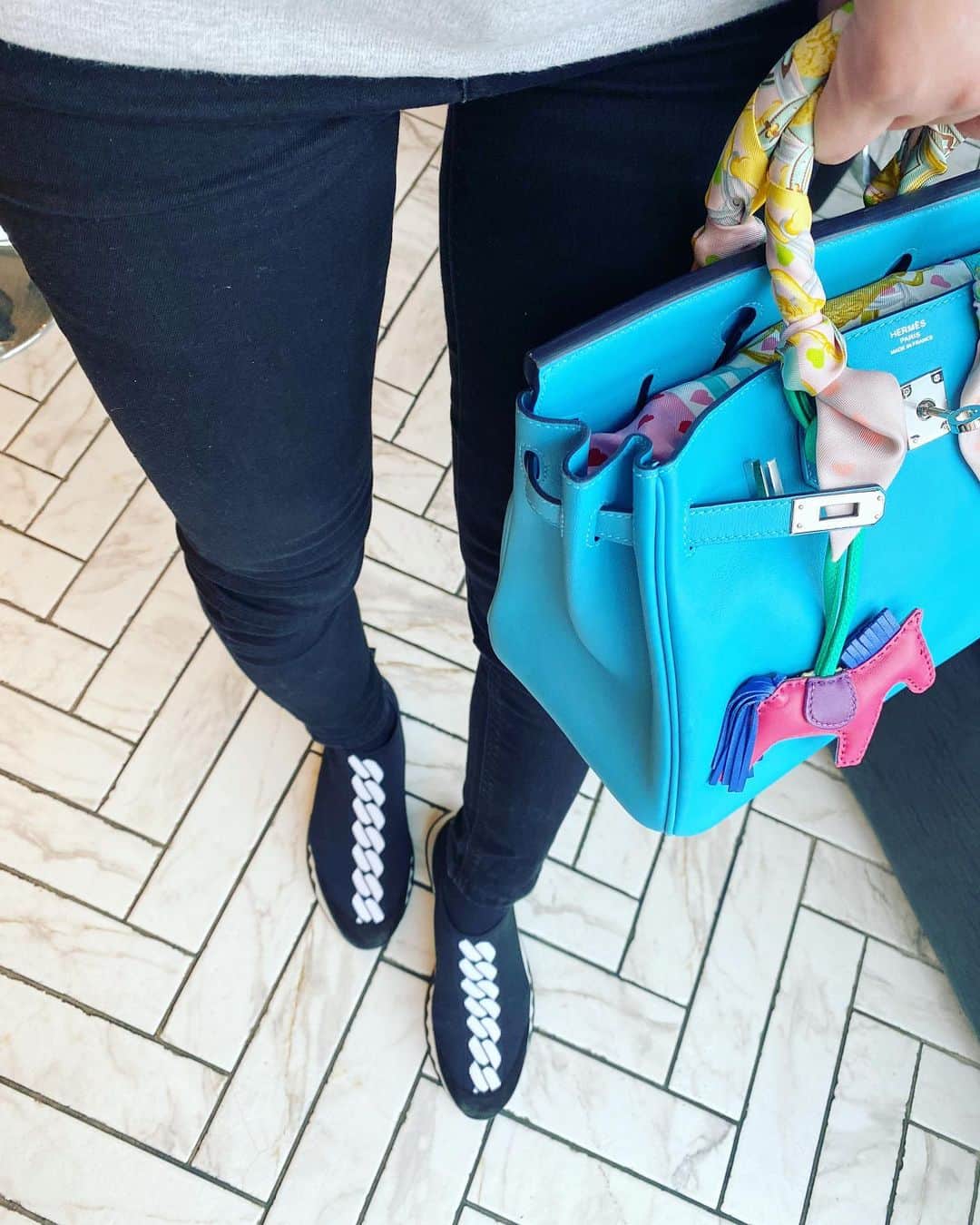 のインスタグラム：「@hermes 🐴✴︎  スニーカー👟可愛くて お気に入り💋💋💋  今日は雨だから BLUEです☔️🌀  #love #hermes」