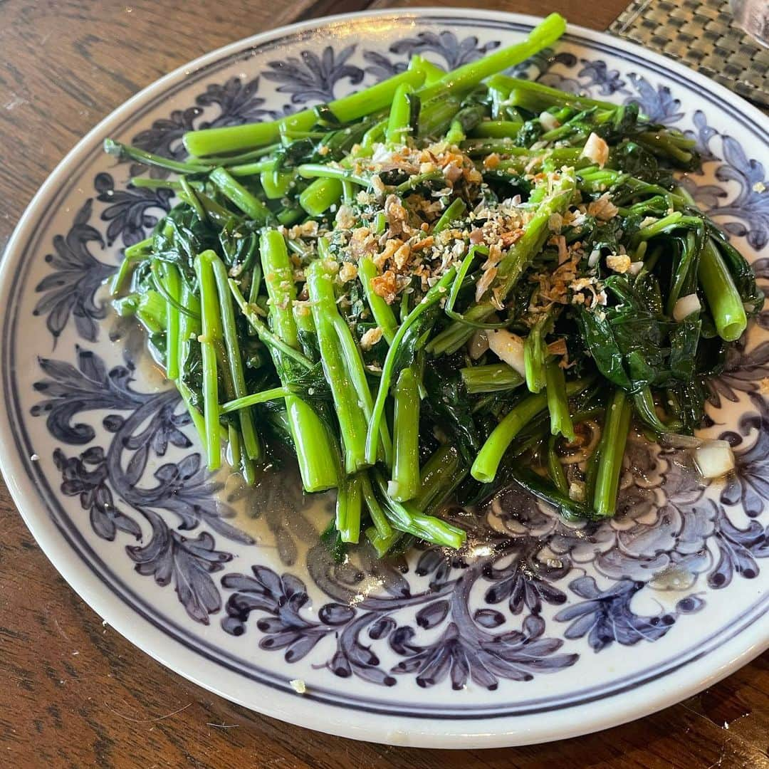 新井利佳のインスタグラム：「ここの空芯菜美味しいんだよね。  これだけでご飯めっちゃ食べられる🍚 (Naraです。タイのレストランの。）  日本の寒さ、久しぶり過ぎて。 半袖短パンの日々は身体が楽だったなぁーって、思う。  寒いとお腹に力入るって言うか。 なんかお腹とか肩ら辺、縮こまる気がする。  寒くて嬉しいことは。 Cocoちゃんがお布団に入って一緒に寝てくれるようになったこと🥰🐶  日本もタイも、おうちの近くにCOVID-19 の症状がある方が出入りしていたという情報がちらほら入ってきて。  どこか遠くの存在だと思ってたものが、すぐ側にまで近づいて来ている。  今は隔離期間だからいいけど、日本の学校とか大丈夫なのだろうか。  明日から水際対策も強化されるらしく、全ての日本入国者は72時間以内の陰性証明が必要となるみたい。 いや、結構遅いよね。対応。 ほとんどの国では必要なのにね。  隔離生活も後半分。  早くコロナ落ち着いて、外食出来る様になるといいなぁ〜。 食べたいもの沢山〜あるよ。  這一家知道嗎？  這一家的空心菜好吃😋 配白飯，可以吃....2杯吧🥳  日本非常冷😭 最開心的就是Coco在曼谷時候每天晚上跑很遠睡著。 現在太冷她會馬上跑進來好好蓋棉被，和我一起睡😂🐶  日本家還有曼谷家的附近最近有常聽到Covid19疫情消息。  好像一步一步慢慢地靠近來的感覺。  但還是我得去更新駕駛執照，Coco登記狂犬病，女兒考試（現在日本是中高大學考試期間） 等等....  雖然她們現在在線上上課。（按照曼谷政府） 但真的不知道什麼時候他們可以上課（日本學校）  我真難想像現在日本的疫情政策情況⋯⋯😅  但從明天起日本入境時候，都需要 72小時以內的陰性證明文件。（終於...）  我的隔離期間也快過了一半了。  啊啊.....好想吃拉麵🍜  （但我打算疫情好點了就會去啊）  #nara #空心菜 #日本疫情快退  #本帰国 #日本生活 #日本定居 #latepost #ご飯のお供 #バンコク生活 #日本寒い #日本乾冷 #我怕冷啊」