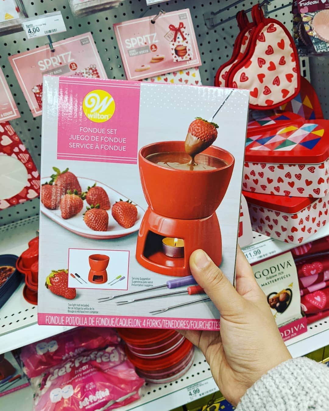 アマルのインスタグラム：「バレンタインデーのターゲットがかわいいいいいい。ゆっくり見たかったけど 、とりあえずAjとディーンが車で待ってる間、売り切れる前にこのフォンデュせっとダッシュで買った💕Aj ちゃんがゆっくり見ていいよって言ってくれたけど、できない😁でもAjちゃんありがとう。 I love the Valentine's day stuff at target. I wanna take my time and look around but while Aj and Dean were waiting in the car, I went so fast to get this Fondue set that I've been wanting. Lucky I found it💕 Thanks Aj @ajkawabati and Dean for waiting for me in the car.」