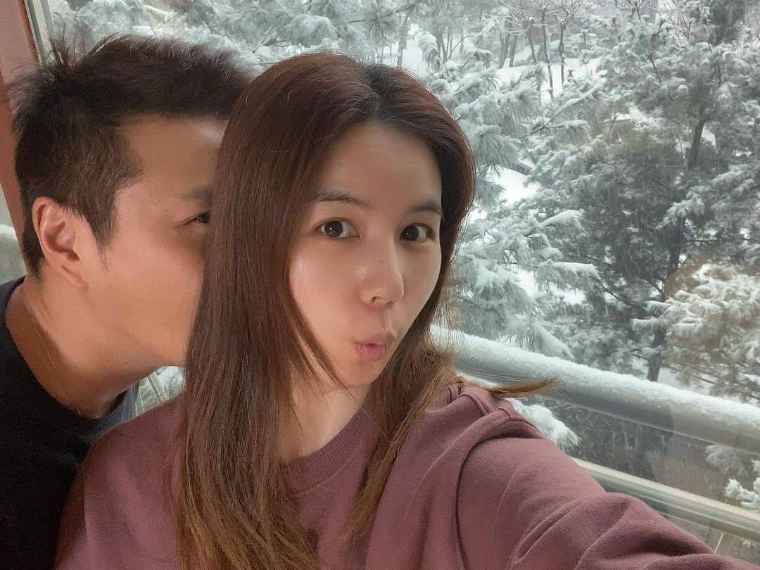 パク・シウンのインスタグラム：「눈이또~~~~~😱 이뿌긴하다😍 운전조심하세요‼️‼️ 걸어다닐때도 조심조심‼️ . . 근데 허니모해?🤔 설마 내뒤에 숨은거??나와랏🤭🤣💕 #homesweethome」