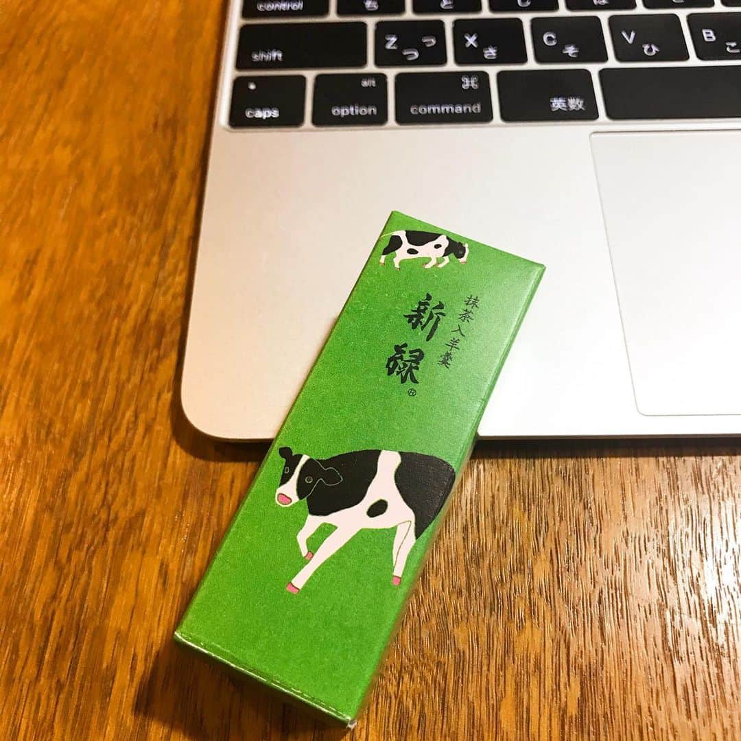 のインスタグラム：「再び在宅勤務の日々…。お年始でいただいた、とらやのミニ羊羹をおやつに。抹茶入り、干支の牛がかわいい。こういう小さな気遣いができる人、素敵ですね。 しかし、なかなか終わりが見えないですねこの闘いは。一日も早く終わるよう、休みの日もとにかく家にいるようにしています。外食にもずいぶん行ってないなあ。家中片づけすぎてピカピカ。あちこちの収納力もアップしてものすごく住みやすくなってきました。怪我の功名？違うか。 #とらや　#羊羹　#お年始　#丑年　#新緑　#おやつ　#在宅勤務　#stayhome #sweet #toraya #yummy #foodie #テレワーク　#和菓子　#かわいい」