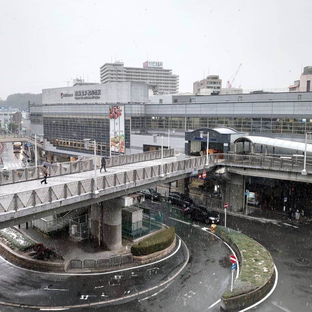 枚方T-SITEさんのインスタグラム写真 - (枚方T-SITEInstagram)「❄ひらかたの雪❄﻿ ﻿ ﻿ 枚方も予報通り雪が降りました⛄﻿ 4Fのカフェスペースから、早朝の枚方市駅前をパシャリ。 ﻿ ﻿ 雪でお足元も滑りやすくなっています。通勤や通学ほかお出かけの際も、お気をつけてお過ごしくださいませ。﻿ ﻿ ﻿ #hirakatatsite #hirakata_tsite #tsutayabooks_hirakata #hirakata ﻿ #枚方tsite #枚方蔦屋書店 #hirakata #枚方 #ひらかた #枚方市駅 #京阪沿線 #枚方市 #京阪 #tsite  #蔦屋書店 #雪  #雪化粧 #❄ ﻿#⛄」1月12日 7時47分 - hirakata_tsite
