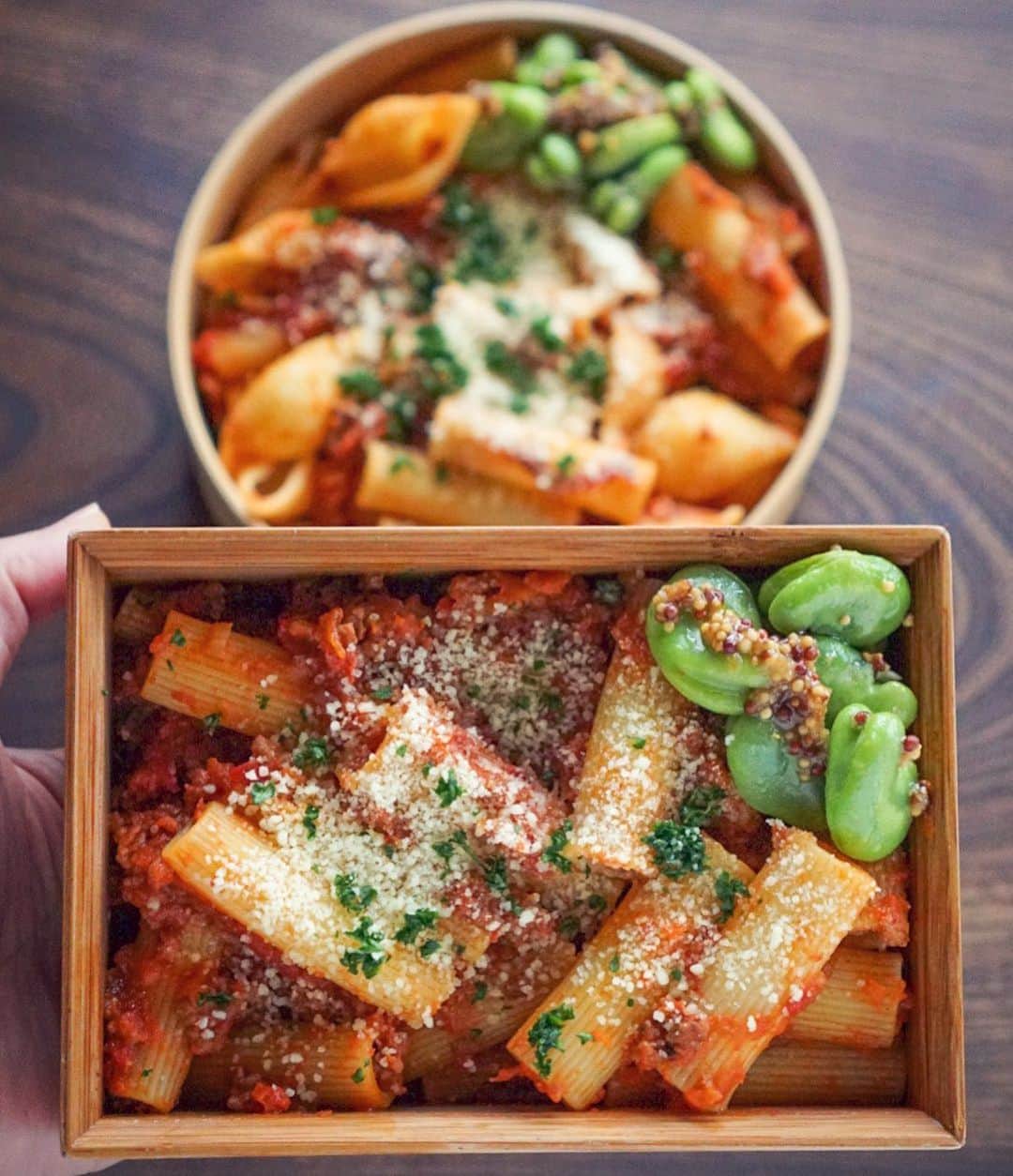 のインスタグラム：「○ボロネーゼ弁当○ ・ ショートパスタでボロネーゼ 空豆のマスタードマリネ コーンスープ ・ ショートパスタは半端に残っていた ミッレリーゲとコンキリエをミックス😂 ・ 作りおき苦手なわたしの 冷凍しておいてよかったと思うもの暫定No.1がボロネーゼソース(ミートソース)だ。この感じだとドライカレーもいいかもね。 ・ 新・成人おめでとうございます。昨日は可愛い振袖女子を彼方此方で見かけて目が😍 と同時に娘が成人してから8年が経過、、、嘘〜🙌🏼と頭を抱える😂昨年はともかく、時の過ぎるのはあっという間！ どんな時でもめいっぱい楽しんでくださいな🥰 ・ #obento #bento #lunchbox #お弁当 #おべんとう#公長齋小菅 #ミートソース#パスタ#パスタ弁当#ミートソース弁当#ボロネーゼ#ボロネーゼ弁当」