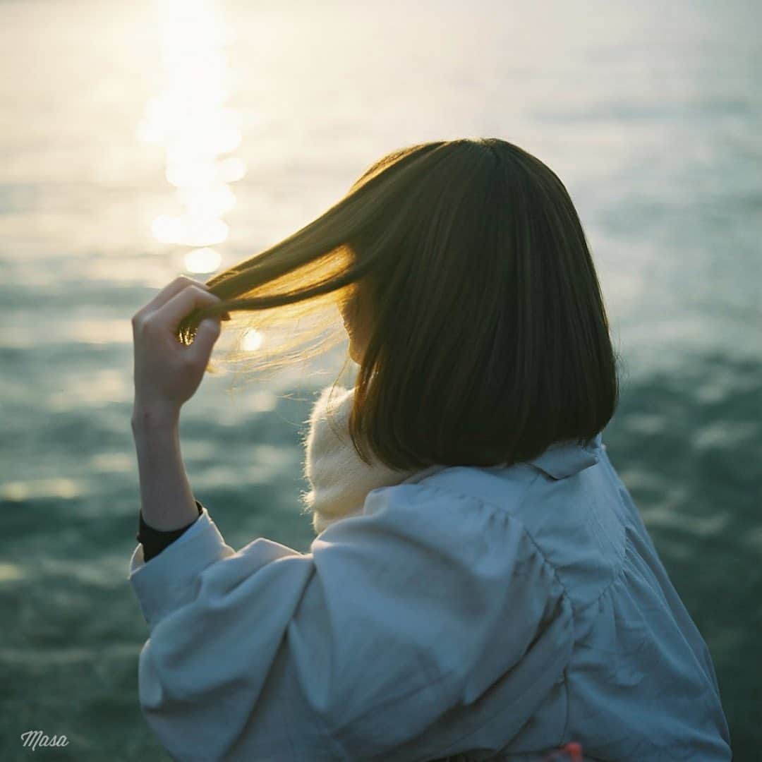 のインスタグラム：「. . . 琵琶湖は荒れてる日も多いけど、穏やかな日も結構あって、そんな日の水面が好き😌 . 土曜日は琵琶湖も荒れ荒れのマイナス気温だったため、綺麗な氷柱がたくさん見れましたよ☺️見逃した人はハイライト参照🧊 . . . 撮影日 : 2020年12月27日 . #まっセル #エビプリ #hasselblad #ハッセルブラッド#instagramjapan #igersjp #tokyocameraclub #team_jp_  #art_of_japan_ #photogenic_jp #GPW_members_only #good_portraits_world #film_jp #film #フィルム #film_com #filmcamera #filmphotography #portrait #ポートレート #photogram_archive #todays_blue_collection #team_jp_ #shiga #滋賀 #何気ない瞬間を残したい #jp_portrait部 #夕方 #夕焼け #琵琶湖 #sunset」
