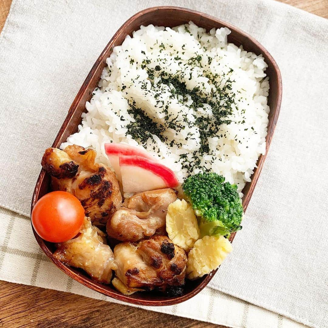 金子あきこさんのインスタグラム写真 - (金子あきこInstagram)「#お弁当 #ごはん　400g #鶏肉の照り焼き #もやしのピリ辛炒め　肉の下にいるよ👍 #赤かぶの甘酢漬け ・ ・ ・ ヤングコーンの水煮を冷凍しておいたものをボイルしたら、シナシナに💦味は変わらず… ・ ・ ・ #高校生弁当#食べ盛り#チャリ通#おうちごはん#手作り#残り物#作り置き#取り置きおかず#健康#成長#免疫#体作り#腸内環境#食物繊維#発酵食品#美容#ダイエット#管理栄養士#節約美容料理研究家#金子あきこ」1月12日 8時09分 - akiko.7878