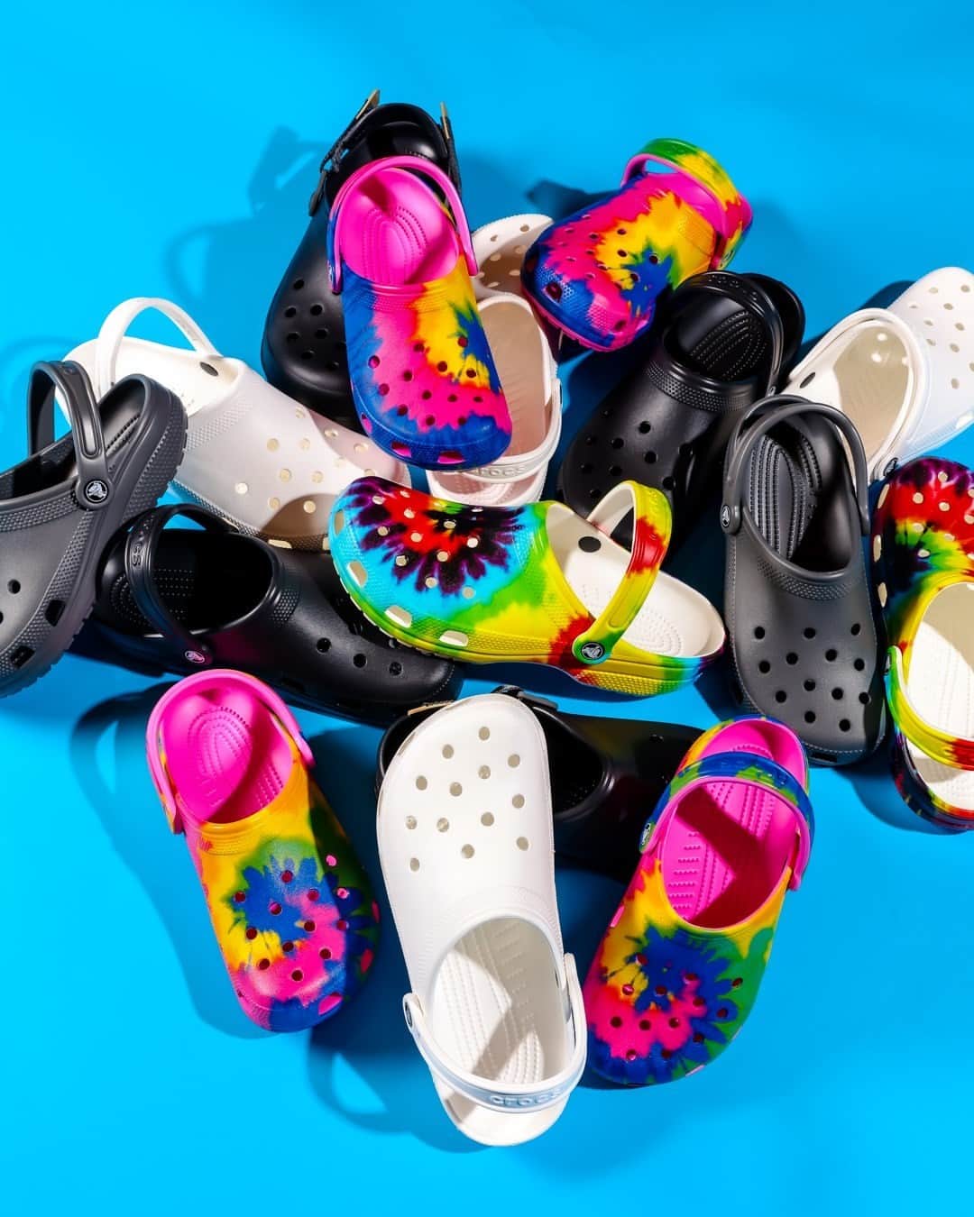 Foot Lockerのインスタグラム：「Comfy at all times! Grab a pair of #CROCS that's perfect for you.  Available online & in-store.」