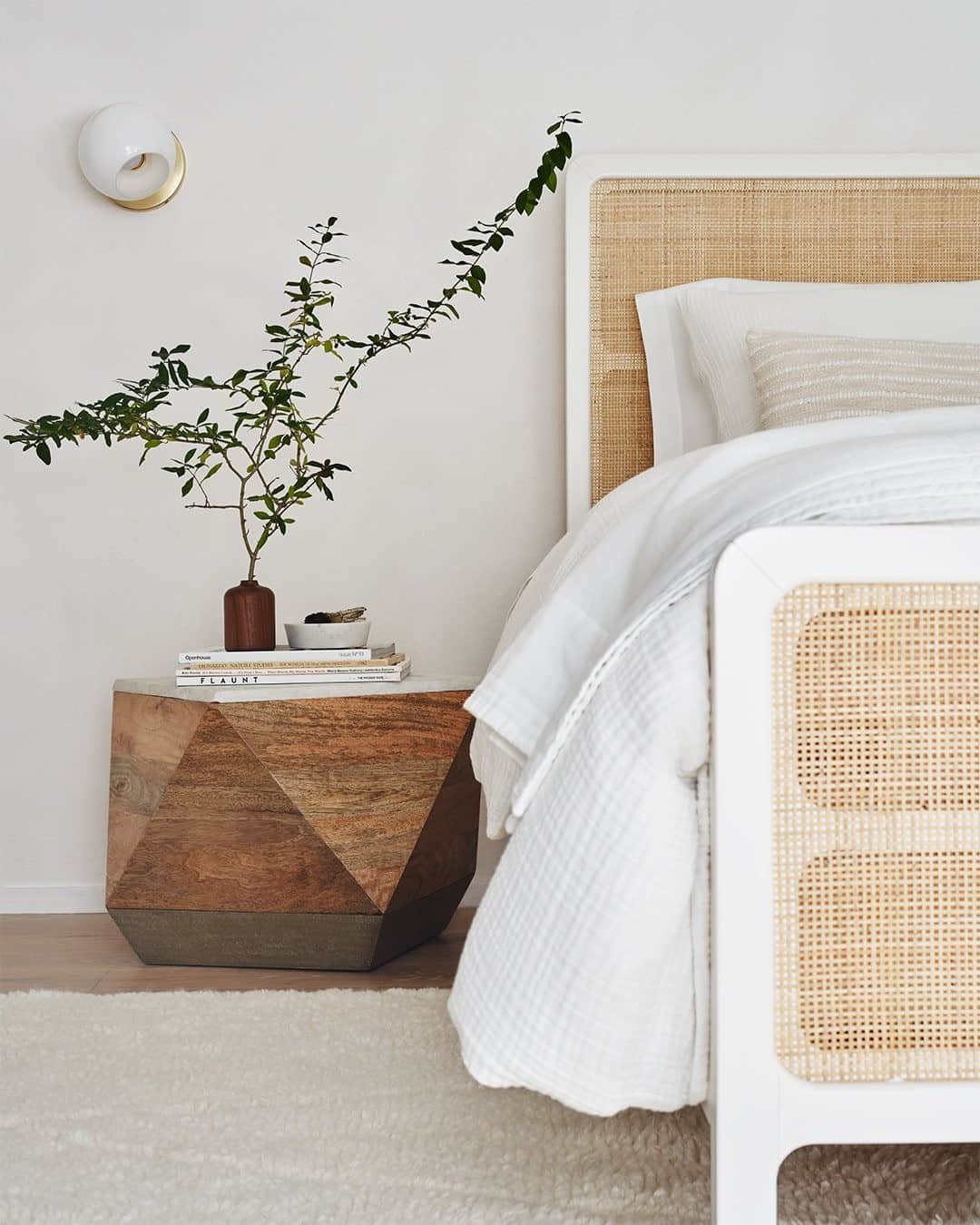 のインスタグラム：「When you play with shapes and textures, a muted color palette will never feel boring. Lay the groundwork with shades of white, then introduce touches like hints of brass, natural woven caning and plush-pile rugs. Tap the link in our bio to see more of this space ✨」