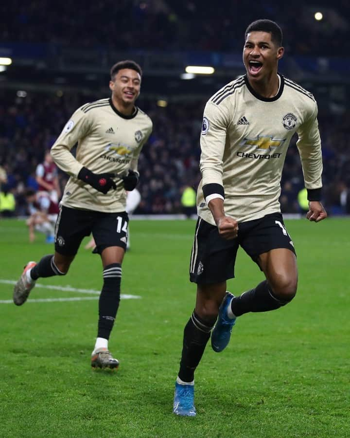 マンチェスター・ユナイテッドさんのインスタグラム写真 - (マンチェスター・ユナイテッドInstagram)「⚽ Goals from Anthony #Martial and Marcus #Rashford sealed the 3️⃣ points on our last visit to Turf Moor! ✌️ #MUFC #PremierLeague」1月12日 8時02分 - manchesterunited