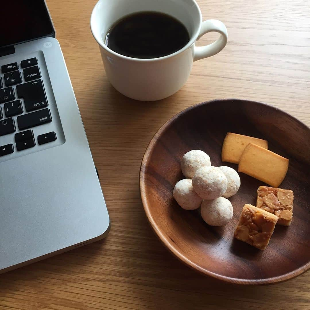 MUJI USAさんのインスタグラム写真 - (MUJI USAInstagram)「Take a break with a sweet treat.   In 2020, our day to day shifted and many of us work from home when we can. Carve out time not just to relax, but create a moment of enjoyment by taking a break with a sweet treat served in a special dish. Dish up snacks or hors d'oeuvres to create a café-like atmosphere right at home.   #muji #mujiusa #workwell」1月12日 8時03分 - mujiusa