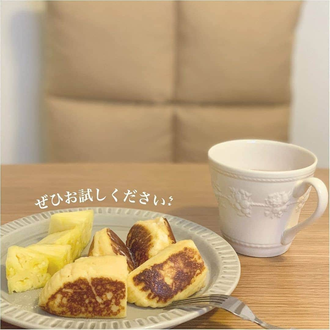 4meee!さんのインスタグラム写真 - (4meee!Instagram)「＼おいしすぎてSNSでバズったあのレシピ🥞／﻿ ﻿ ちょっと贅沢なフレンチトーストがかんたんに作れる！﻿ ﻿ 北海道蒸しチーズケーキにバターや卵を使って贅沢なフレンチトーストが作れちゃう💗﻿ ﻿ ふわふわカリカリで、まるでお店の味💗﻿ ﻿ Thankyou🎀﻿﻿ ﻿ @myu_12__ ﻿﻿ 流行りのアイテでムやスポットには　@4meee_com をタグ付けして投稿してください🎀﻿﻿﻿ .﻿#4MEEE#フォーミー#アラサー女子#女子力向上委員会 ﻿﻿ ﻿﻿ #フレンチトースト作り#レシピノート﻿ #レシピ紹介#絶品スイーツ#絶品レシピ﻿ #北海道チーズ蒸しケーキ﻿ #北海道チーズ蒸しケーキアレンジ﻿ #レシピあり#レシピ付き﻿ #チーズ蒸しケーキ#子供が喜ぶごはん﻿ #簡単料理レシピ#簡単料理#料理好きな人と繋がりたい﻿ #料理記録用#スイーツレシピ#美味しいレシピ　﻿ #ひとり暮らしの節約#一人暮らし女子#節約女子﻿ #一人暮らしキッチン#一人暮らしごはん#ひとり暮らし女子﻿ #ひとり暮らしごはん#ひとり暮らしご飯」1月12日 8時04分 - 4meee_com