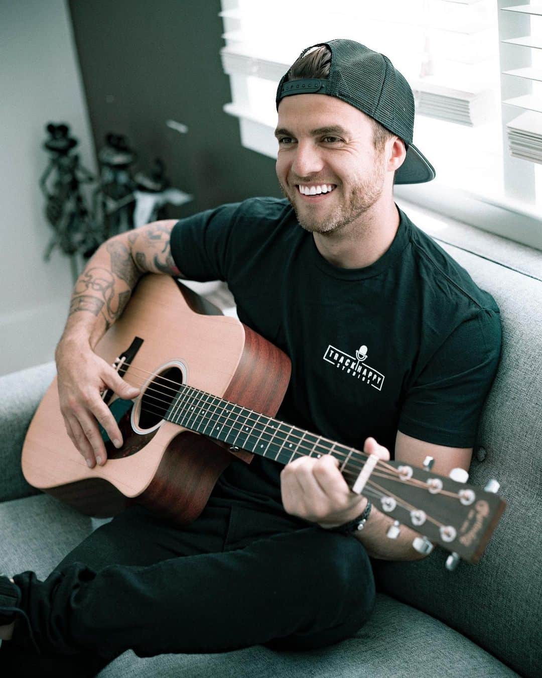 のインスタグラム：「this picture makes me happy because i had just started to learn how to play guitar and was a solid F at it. now, after quarantine i am LEAST a D+ and that is cause for celebration. someone bring tequila while i keep butchering barre chords.」