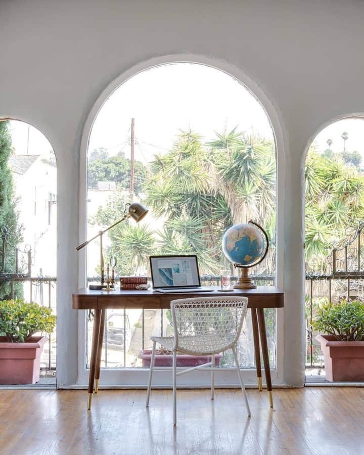Homepolishのインスタグラム：「Our favorite spot for taking and making calls while we all #WFH. Frame your favorite pieces using the architecture of your surroundings while peppering them with pared-down accents.   For more design news and pro tips, click the link in our bio!   Interior design by @mrorlandosoria Photo by @chadmellon」