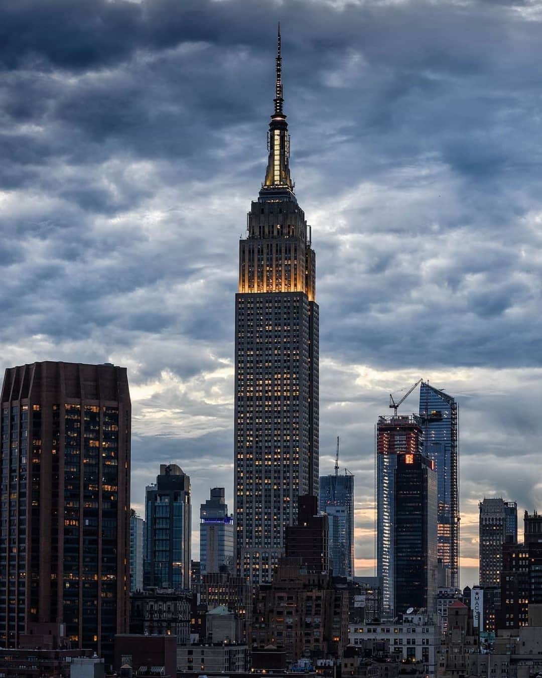 Empire State Buildingさんのインスタグラム写真 - (Empire State BuildingInstagram)「Get your game face on—we’re shining in black & gold for tonight’s 2021 @cfbplayoff! 🏈 ⠀⠀⠀⠀⠀⠀⠀⠀⠀ Which team are you rooting for— @alabamafbl or @ohiostatefb? #RollTide #GoBuckeyes ⠀⠀⠀⠀⠀⠀⠀⠀⠀ 👀 up after the game to catch us glowing in the winning team’s colors! ⠀⠀⠀⠀⠀⠀⠀⠀⠀ 📷: @nycnikon #EmpireStateBuilding」1月12日 8時13分 - empirestatebldg