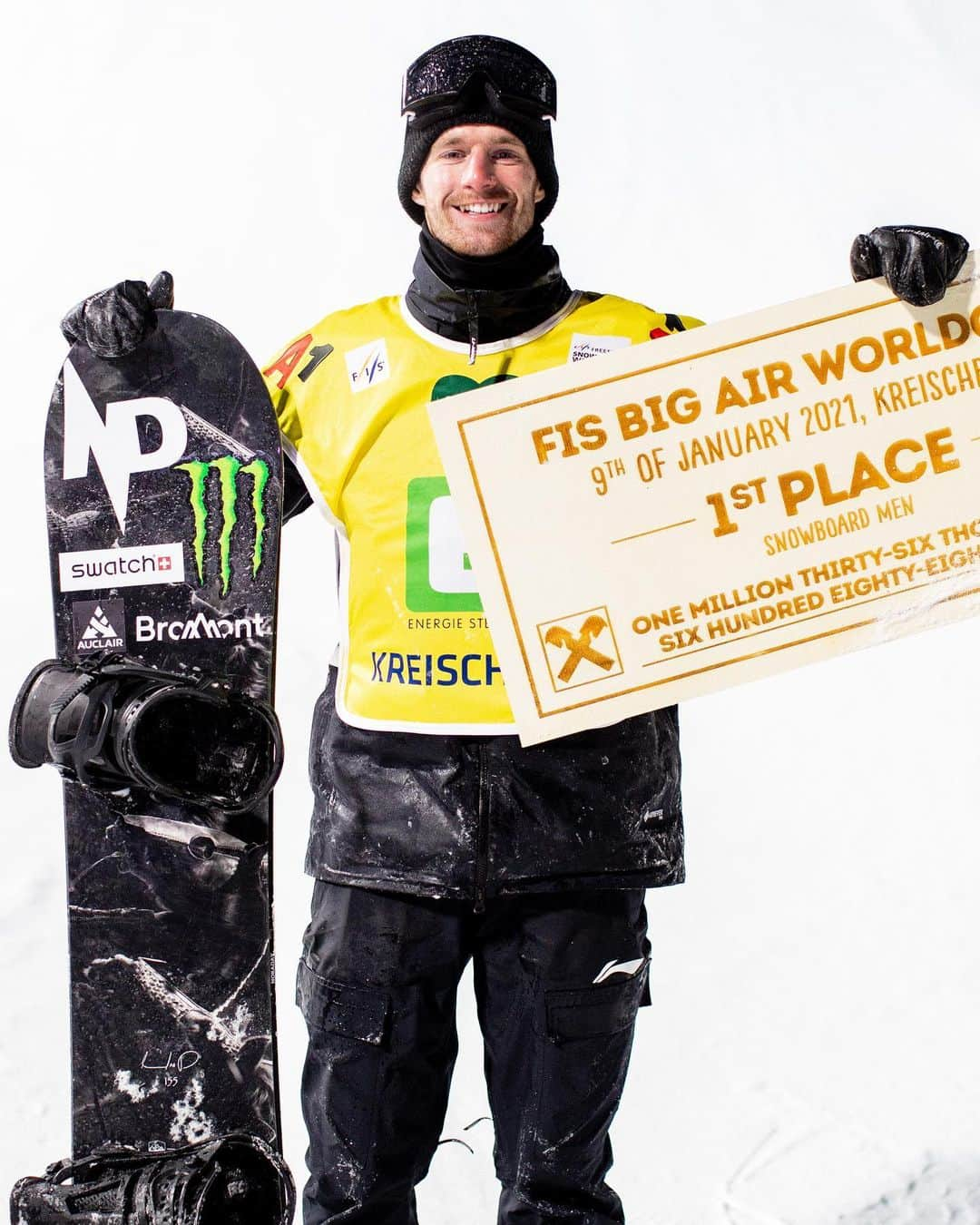 モンスターエナジーさんのインスタグラム写真 - (モンスターエナジーInstagram)「Heavy night at the Big Air World Cup season-opener! 🏆  Congratulations on your GOLD, @ZoiSynnott & @MaxParrot. 🥇 Along w/@SvenThorgren & @cocomonsan taking SILVER. 🥈  #Snow #Snowboard #Snowboarding #Mountains #Winter #MonsterEnergy」1月12日 8時28分 - monsterenergy