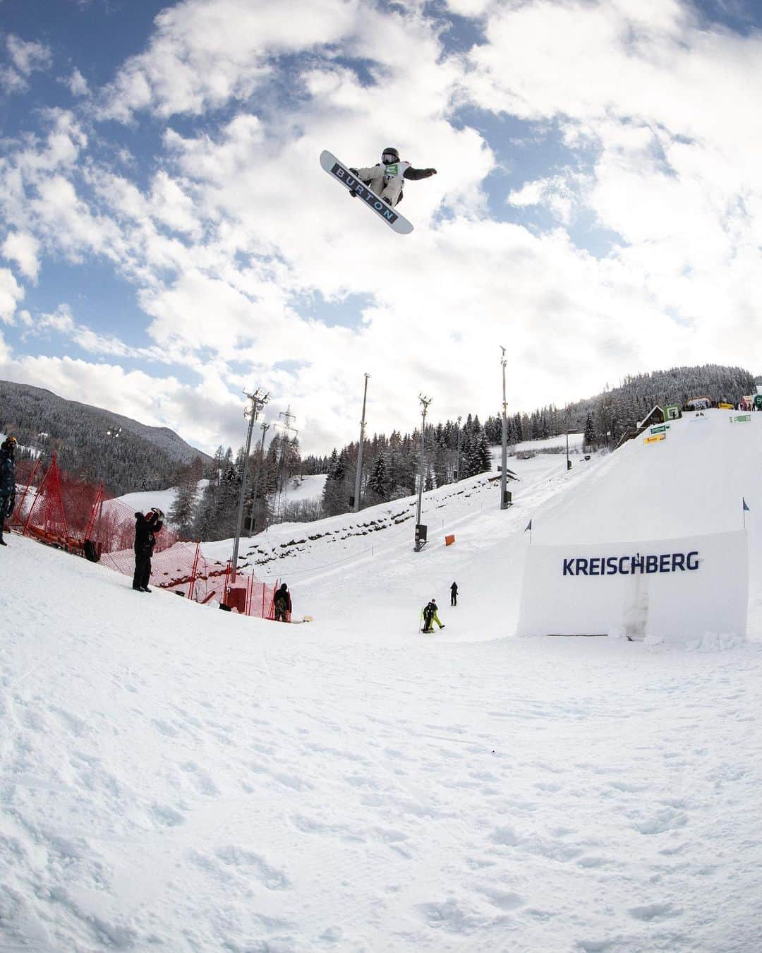 モンスターエナジーさんのインスタグラム写真 - (モンスターエナジーInstagram)「Heavy night at the Big Air World Cup season-opener! 🏆  Congratulations on your GOLD, @ZoiSynnott & @MaxParrot. 🥇 Along w/@SvenThorgren & @cocomonsan taking SILVER. 🥈  #Snow #Snowboard #Snowboarding #Mountains #Winter #MonsterEnergy」1月12日 8時28分 - monsterenergy