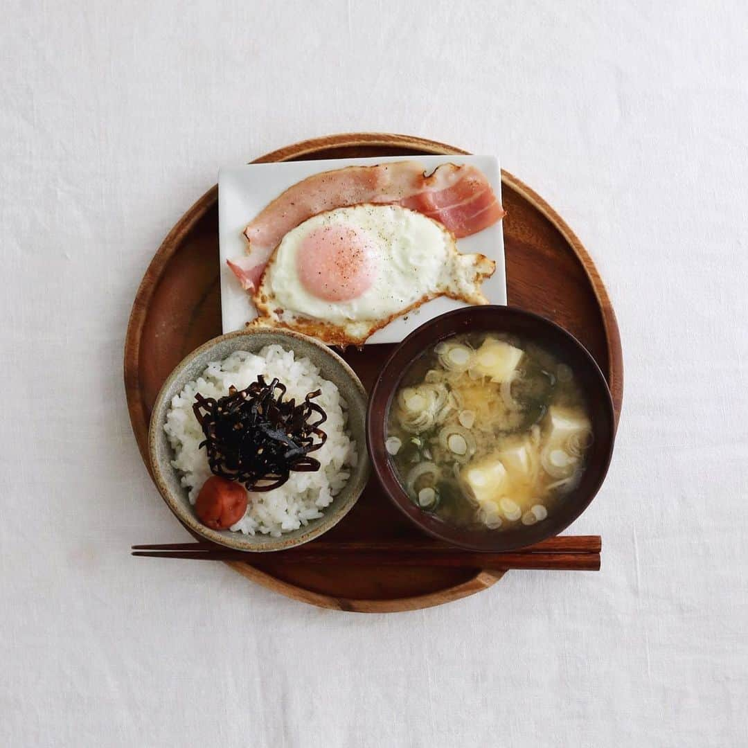 樋口正樹さんのインスタグラム写真 - (樋口正樹Instagram)「Today's breakfast . 今朝はベーコンエッグ、 白メシに昆布と梅干し、 わかめと豆腐と味噌汁。 . . . #普段の朝食 #朝ごはん #和朝食 #ベーコンエッグ #ベーコンエッグ定食 #味噌汁 #japanesebreakfast #japanesefood」1月12日 8時43分 - higuccini