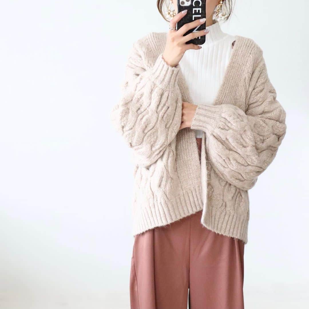 maki_h.aさんのインスタグラム写真 - (maki_h.aInstagram)「2021.1.12 ･ @argo_tokyo_official の サロペット💕 さらっとした生地で オールシーズン使えるサロペット✨ 肩紐調整も可能なので 身長に合わせて丈を変えられるよ💕 ･ cardigan→ @select.shop.jbg tops→ @dholic_official pants→ @argo_tokyo_official shoes→ @sorotto_ladys bag→ @cachecache__official クーポンコード【maki】で10%OFF❤️ ･ ･ #pr#サロペット#サロペットコーデ#ワイドパンツ#春コーデ#code#fashion#ママコーデ#プチプラコーデ#ショートブーツ」1月12日 8時38分 - maki_h.a