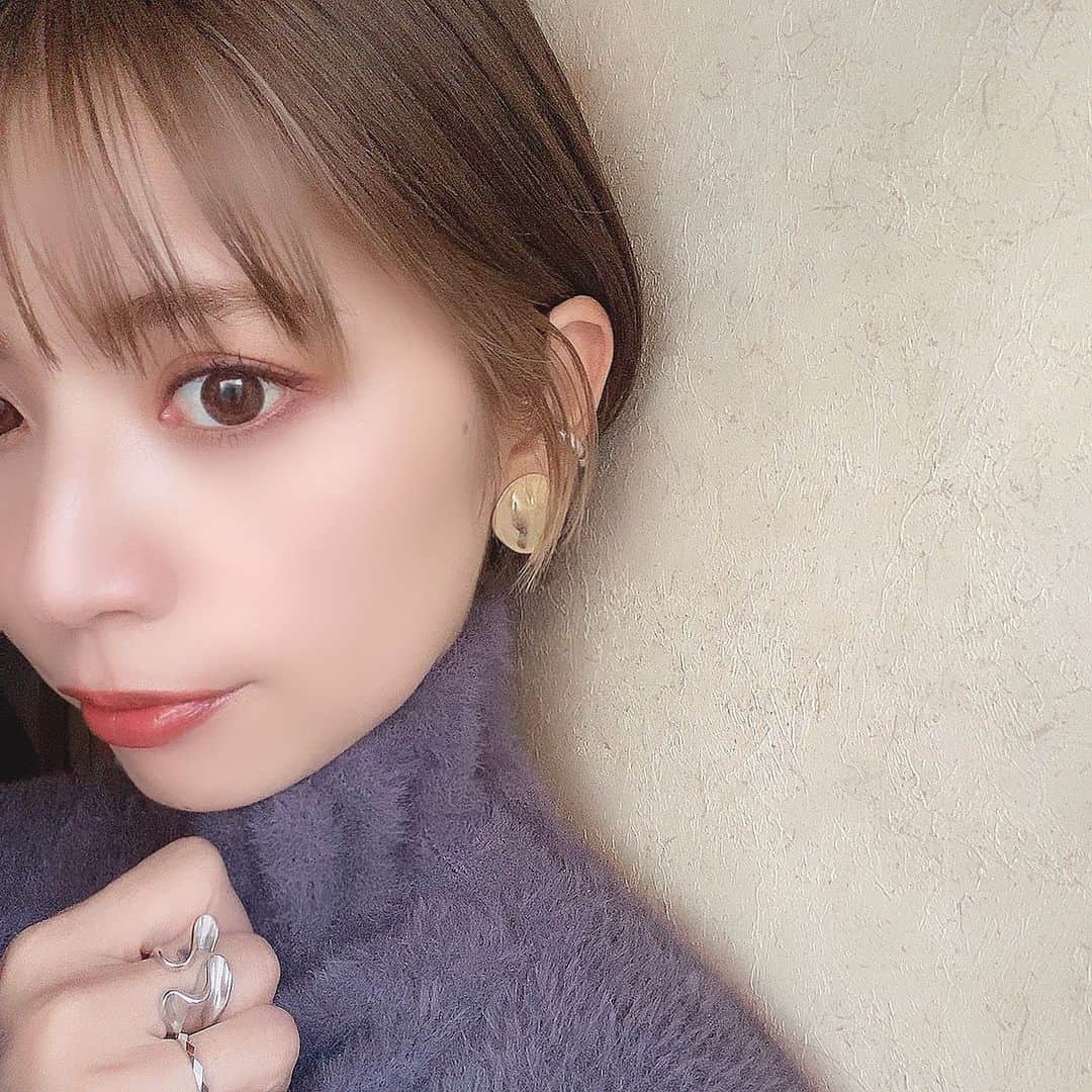 のインスタグラム：「． new hair✂︎ ． 伸ばそかな？と思ったけど無理だったから切っちゃった👦 そして人生初の前髪と顔まわり？だけインナーカラーしてもらってウキウキ🐒 ビビリだからこれくらいのほんのりイメチェンが心臓に優しいʚ◡̈⃝ɞ きゃわです♡ ． #ショートヘア #インナーカラー #hairstyle」