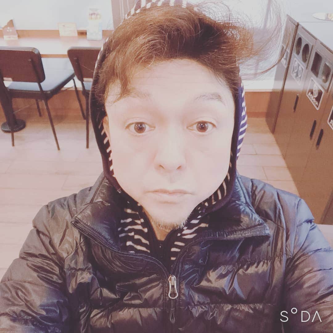 松本隆博のインスタグラム：「。 みなおはー 雨だねー、💦⋆̩☂︎*̣̩ ウォーキングして、 雨まみれで…コンビニ避難。 この程度ですぐ( ´ ▽ ` )。 根性続かんもんやねー いやぁ～アスリートって凄い (˙◁˙)  温かい珈琲飲んでまた歩き ます。  ～人生遊歩道～」