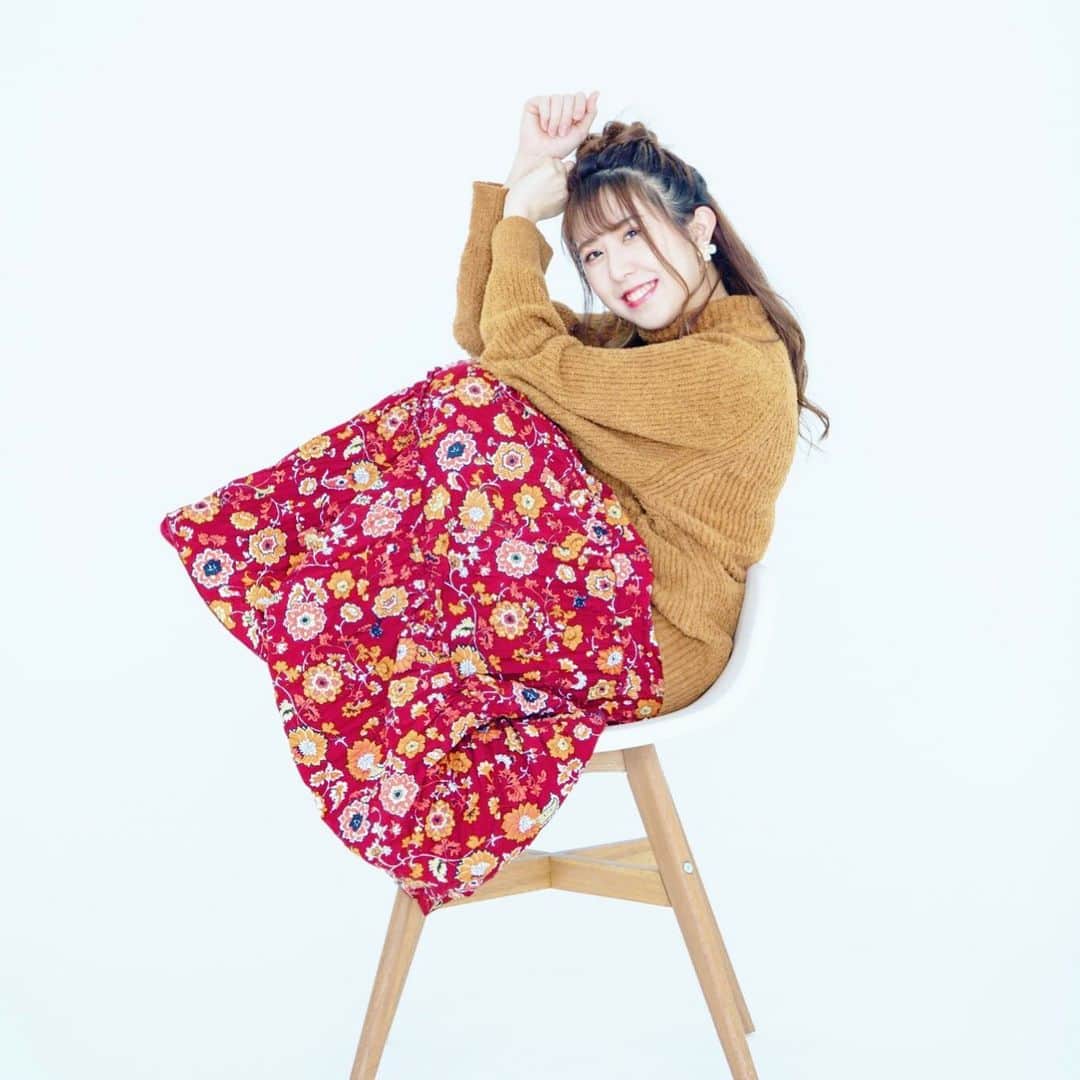 井上麗夢のインスタグラム：「#月曜日﻿ ﻿ 3連休がおわって、今日から平日ですが﻿ 先週から緊急事態宣言がでて。﻿ 今日はなんだかそわそわする🤔﻿ ﻿ みんなはまたリモート族になったのかな？﻿ ﻿ ﻿ 前回とはちょっと違う、﻿ と言われつつも﻿ 自粛は自粛。﻿ ﻿ ﻿ どう過ごそうか？﻿ ﻿ ﻿ こんな中、私は毎日忙しいです🥰🎊﻿ やりたいことに溢れているからね👏🏻✨﻿ ﻿ ﻿ ﻿ ﻿ Twitter:@Remu_19﻿ ﻿ ﻿ ﻿ #カメラ女子 #カメラ女子部 #ipone #東京写真部 #写真部 #instagood #pentax #olympus #olympuspen #写真好きな人と繋がりたい  #写真を撮るのが好きな人と繋がりたい  #カメラ好きな人と繋がりたい #カメラマン募集 #ファインダー越しの私の世界  #フィルター越しの私の世界 #ポートレート #ポートレートモデル #女優 #井上麗夢」