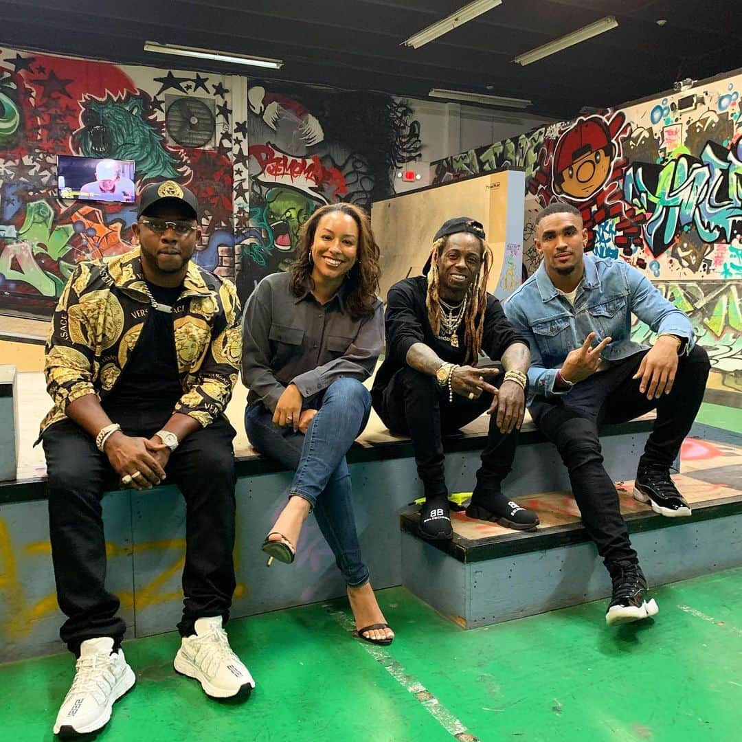 マック・メインのインスタグラム：「It’s a Young Money APAA thang babbbyy!! Big Big Family vibes! Y’all got a glimpse of @jalenhurts at the end of the season so it’s no secret how he moving next year! Stay tuned! 🙏🏾💫🖤🤞🏾 #WhatTheyGoDoNext #RareBreed #YMAPAA」