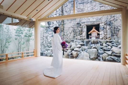 八雲迎賓館 【結婚式 パーティ 記念日 人生儀礼】福井さんのインスタグラム写真 - (八雲迎賓館 【結婚式 パーティ 記念日 人生儀礼】福井Instagram)「. .  全ての人と物の良縁を願う縁結びの神様  家族のつながり🪢  大切な方を御守りする場所💍  八雲迎賓館の八重垣の杜✨  #八雲迎賓館 #八重垣の杜 #家族のつながり #白無垢 #結婚式レポ #前撮り#前撮りレポ #八雲の卒花さん #福井結婚式#結婚式 #福井#福井市#福井県 #fukui #福井結婚式場 #福井市結婚式場 #新郎新婦 #夫婦 #おしゃれ花嫁 #全国のプレ花嫁さんと繋がりたい #日本中のプレ花嫁さんと繋がりたい #卒花#北陸花嫁 #ウェディングレポ #ウェディングプランナー  @modecollectionmiwa @photo_linx @yakumogeihinkan」1月12日 8時55分 - yakumogeihinkan