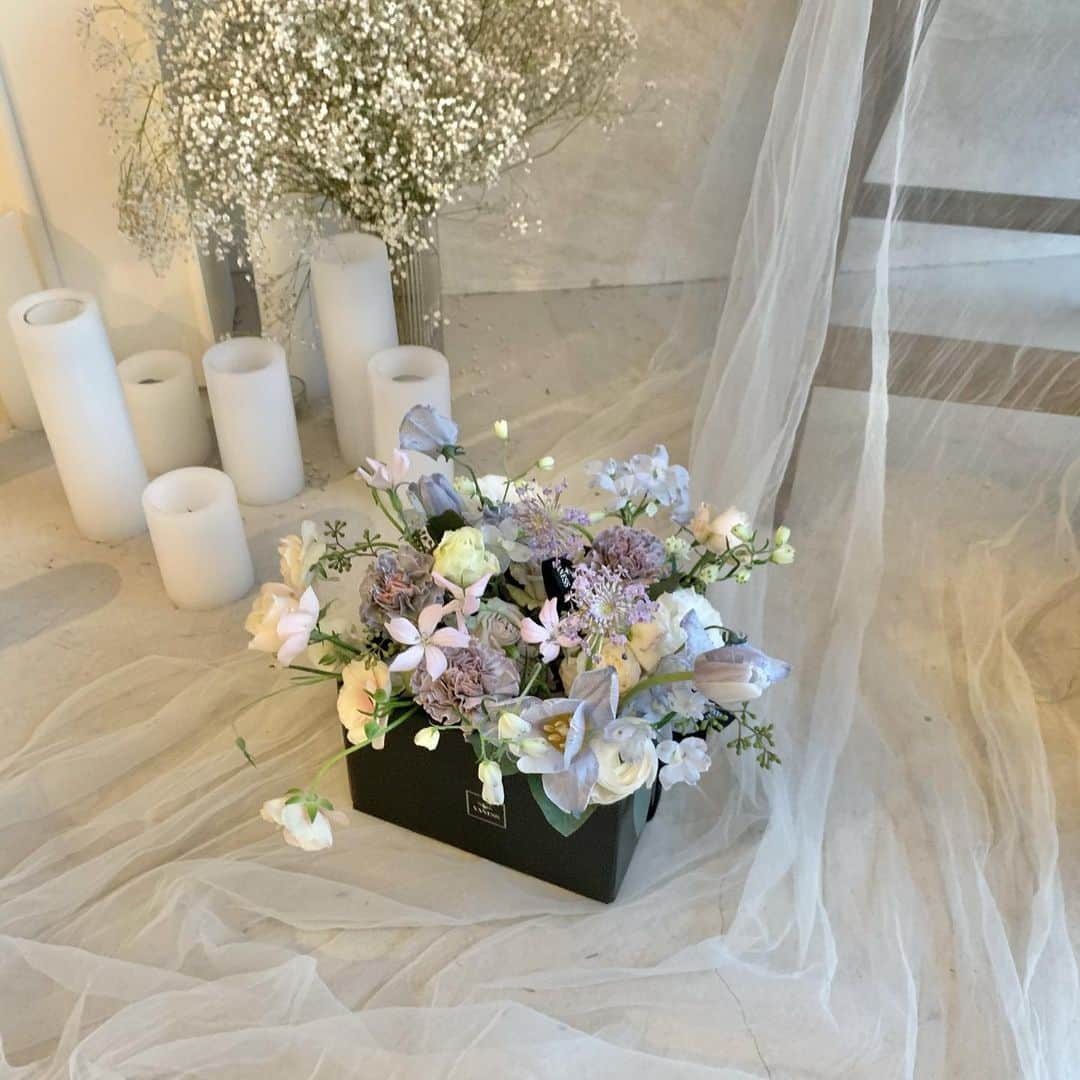 플로리스트 이주연 florist Lee Ju Yeonさんのインスタグラム写真 - (플로리스트 이주연 florist Lee Ju YeonInstagram)「. . Flower box  지난주 베이직 클래스에서 🤍 . 베이직클래스 모집 주1회 총 6회  일요일 2:30pm  문의 카톡 ID vaness52 . 订花 WeChat ID vaness_flower 페이팔 결제 가능  클래스상시모집 당일꽃주문가능 . #수업문의 #주문예약 #lesson #Order  Katalk ID vaness52 WeChat ID vaness_flower E-mail vanessflower@naver.com . 서초구 양재천로 123 5층 📞02-545-6813 . #vanessflower #florist #flowershop #handtied #flowerlesson #花束 #바네스플라워 #플로리스트 #꽃다발 #부케 #플로리스트학원 #플라워레슨 #양재동꽃집 #양재역꽃집 #꽃다발주문 #꽃수업 #꽃주문  #대관 #공간대여 #스튜디오대관 #자연광스튜디오 #자연광스튜디오대관 #스튜디오」1月12日 9時02分 - vanessflower