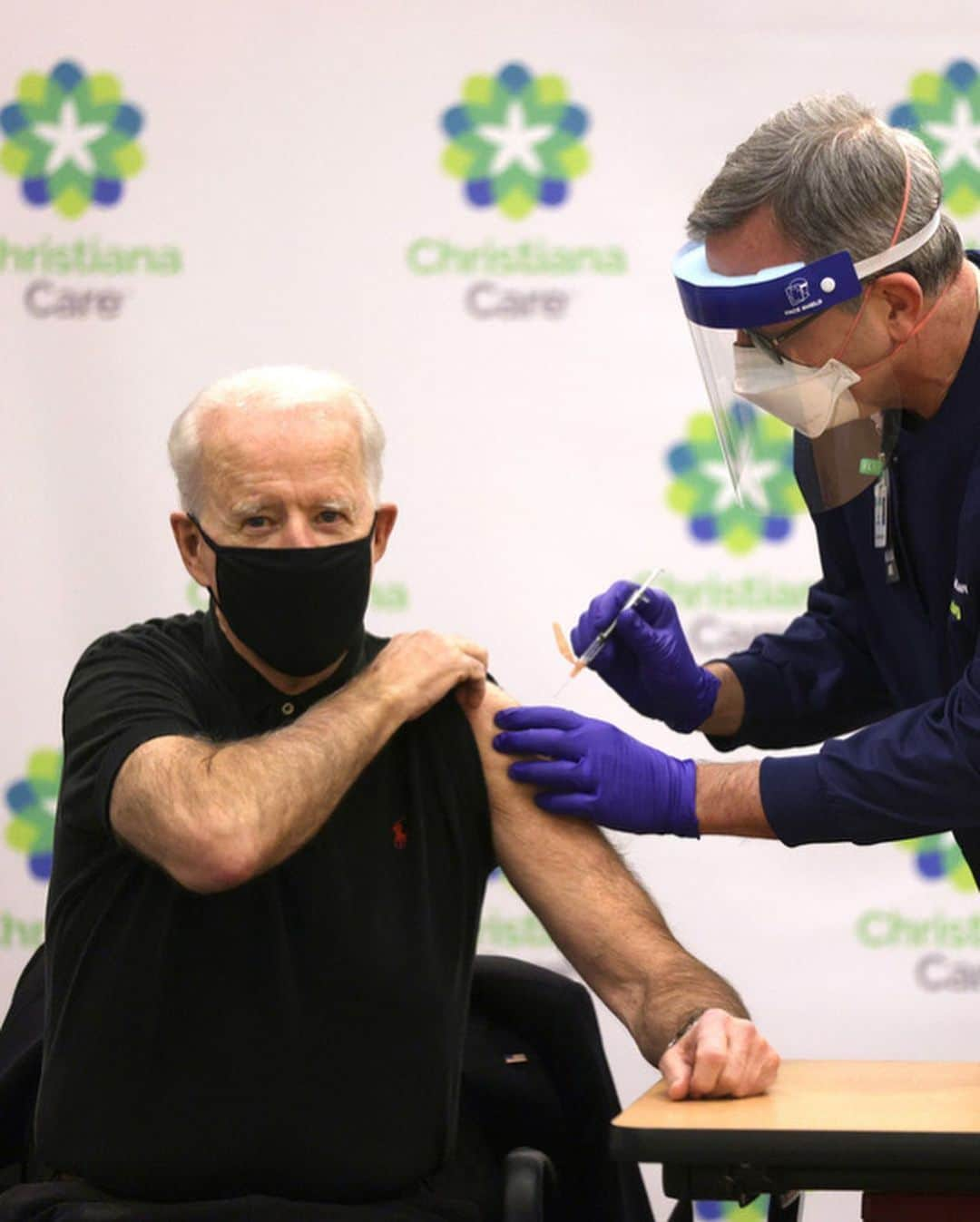 Primer Impactoさんのインスタグラム写真 - (Primer ImpactoInstagram)「El presidente electo #JoeBiden recibió la segunda dosis de la vacuna de #Pfizer/ BioNTech contra el #coronavirus.   La segunda dosis la recibió tres semanas después de su primera dosis, recibida los primeros días de Navidad.  📸: Alex Wong/ Getty Images.」1月12日 9時05分 - primerimpacto