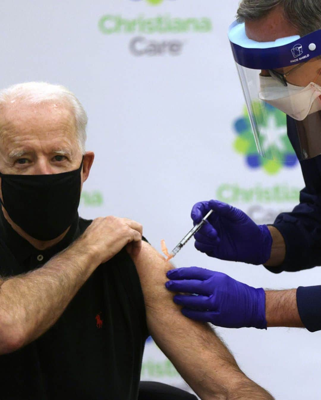 Primer Impactoさんのインスタグラム写真 - (Primer ImpactoInstagram)「El presidente electo #JoeBiden recibió la segunda dosis de la vacuna de #Pfizer/ BioNTech contra el #coronavirus.   La segunda dosis la recibió tres semanas después de su primera dosis, recibida los primeros días de Navidad.  📸: Alex Wong/ Getty Images.」1月12日 9時05分 - primerimpacto