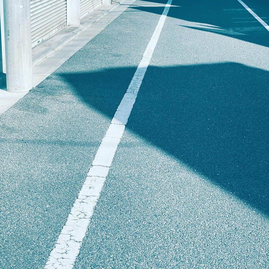 中野敬久さんのインスタグラム写真 - (中野敬久Instagram)「#lines #shadow #street #white #neighborhood #nurikabe」1月12日 9時07分 - hirohisanakano