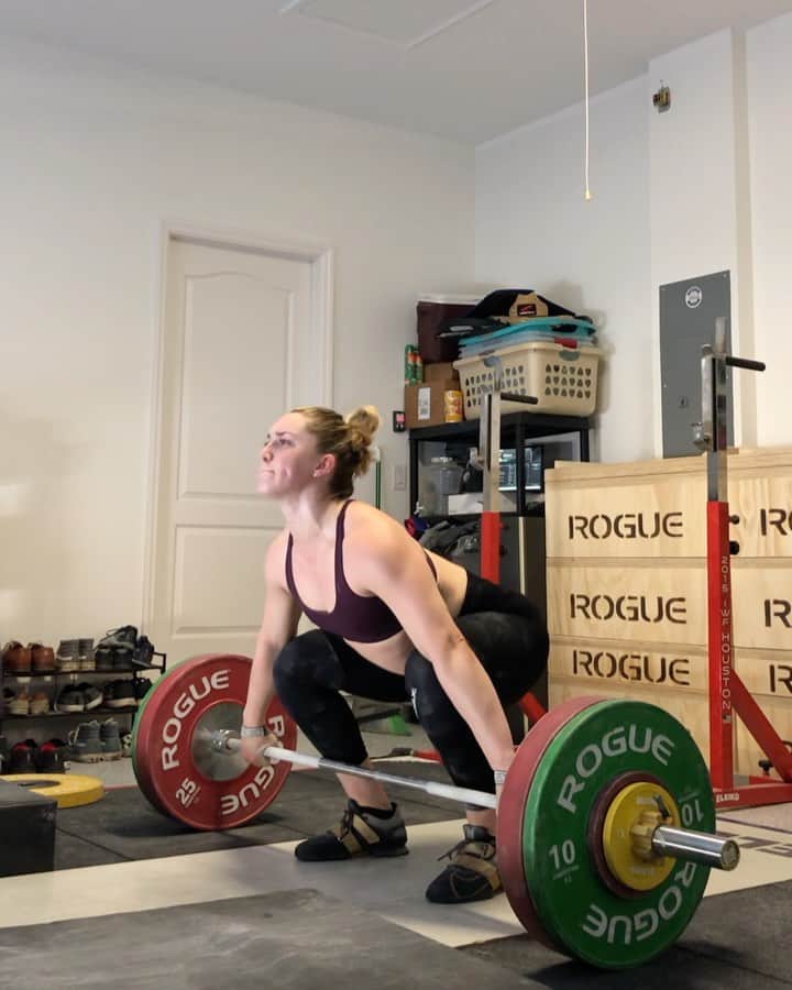 のインスタグラム：「Was this my worst set? Absolutely it was! But if you’ve ever done 3 position snatches (or 3+ position anything really), you know how rough they feel by the last work sets. I used to be embarrassed to make noise or sounds when I lift. It took me a solid two years to find my “yell” and be confident enough to do it with other people in the room. Now I have full blown conversations with myself during my training sessions 🤷🏼‍♀️   Training by yourself you can’t rely on other people’s energy or cheering or the “oh shit better do this right people are watching”. It’s 100% you and the energy you bring with you that day. Tell yourself what you need to hear to get shit done, whether it’s cues & nice things (ie you can do this, you’re strong, you’re confident, you’re aggressive, etc) or not so nice things (I don’t think I need to explain these ones 😂).  Pls tell me the things you tell yourself (or what you’ll START telling yourself if you don’t currently), I am INTERESTED」