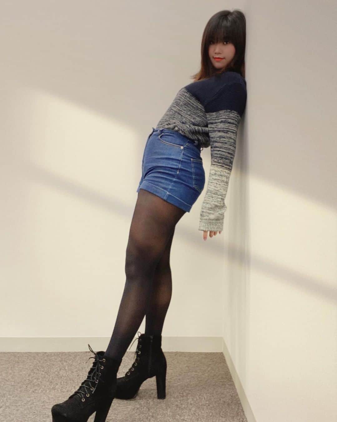 SIRIUSのインスタグラム：「第一張好像木偶娃娃🤣 恢復了長腿穿搭 但是上班果然還是不要太誇張吧😂 毛衣+短褲應該還好吧？ 最近真的冷❄️ 大家都要注意保暖喔 . . #ootd #ootdfashion #ootd4nylonjp #workday #dailylook #style #sweater #winter #fashion #japanesefashion #asiangirl #cute #kawaii #legs #legday #girl #fitness #hips #fitnessmotivation #instagood #instagram #instalike  #今日のコーデ #セーター #ファッション #美脚 #スタイル  #黑絲 #長腿」