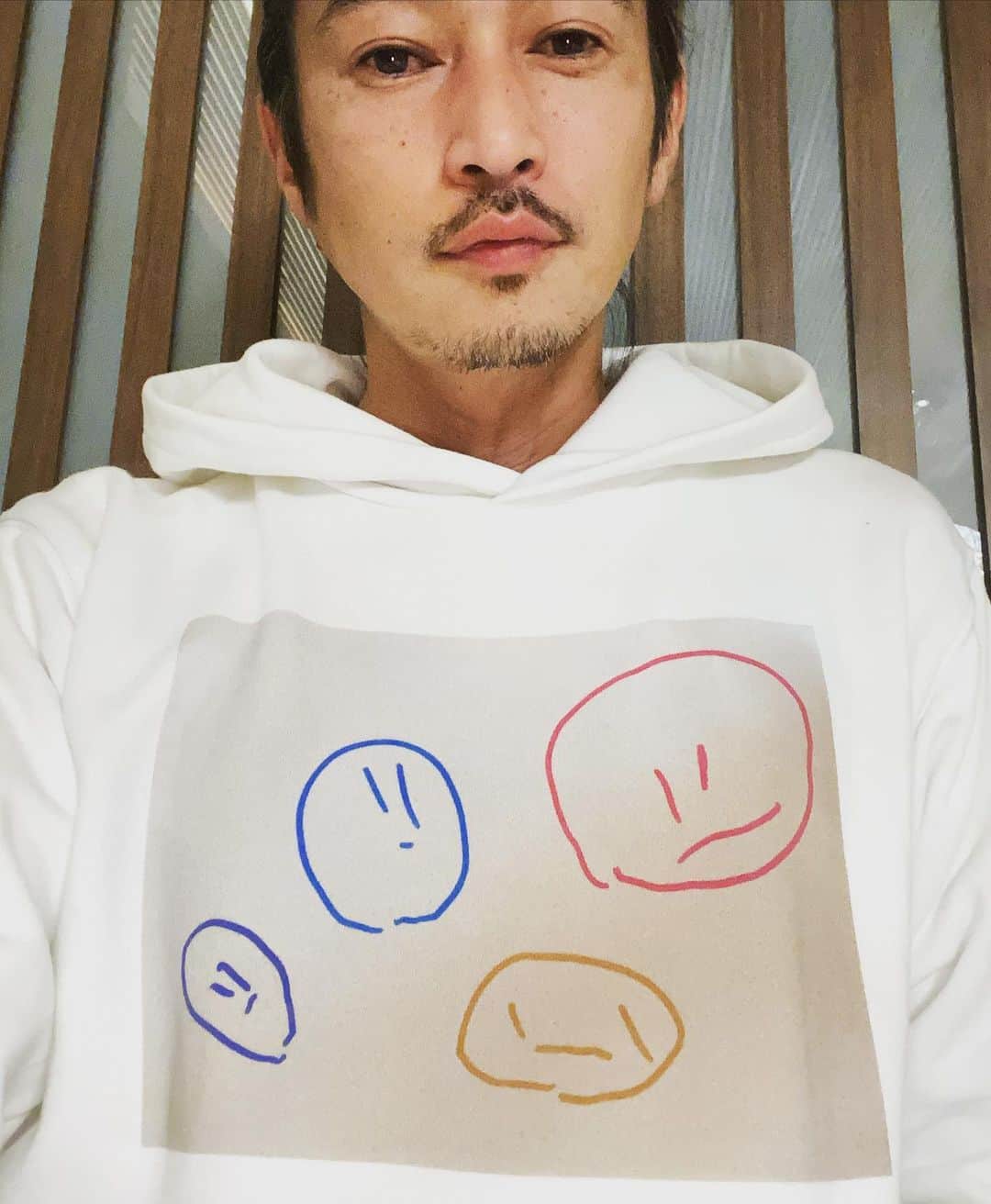 窪塚洋介のインスタグラム：「3歳の娘が最近好んで描く"家族の絵"でパーカーを作ってみた説☻☻☻☻」