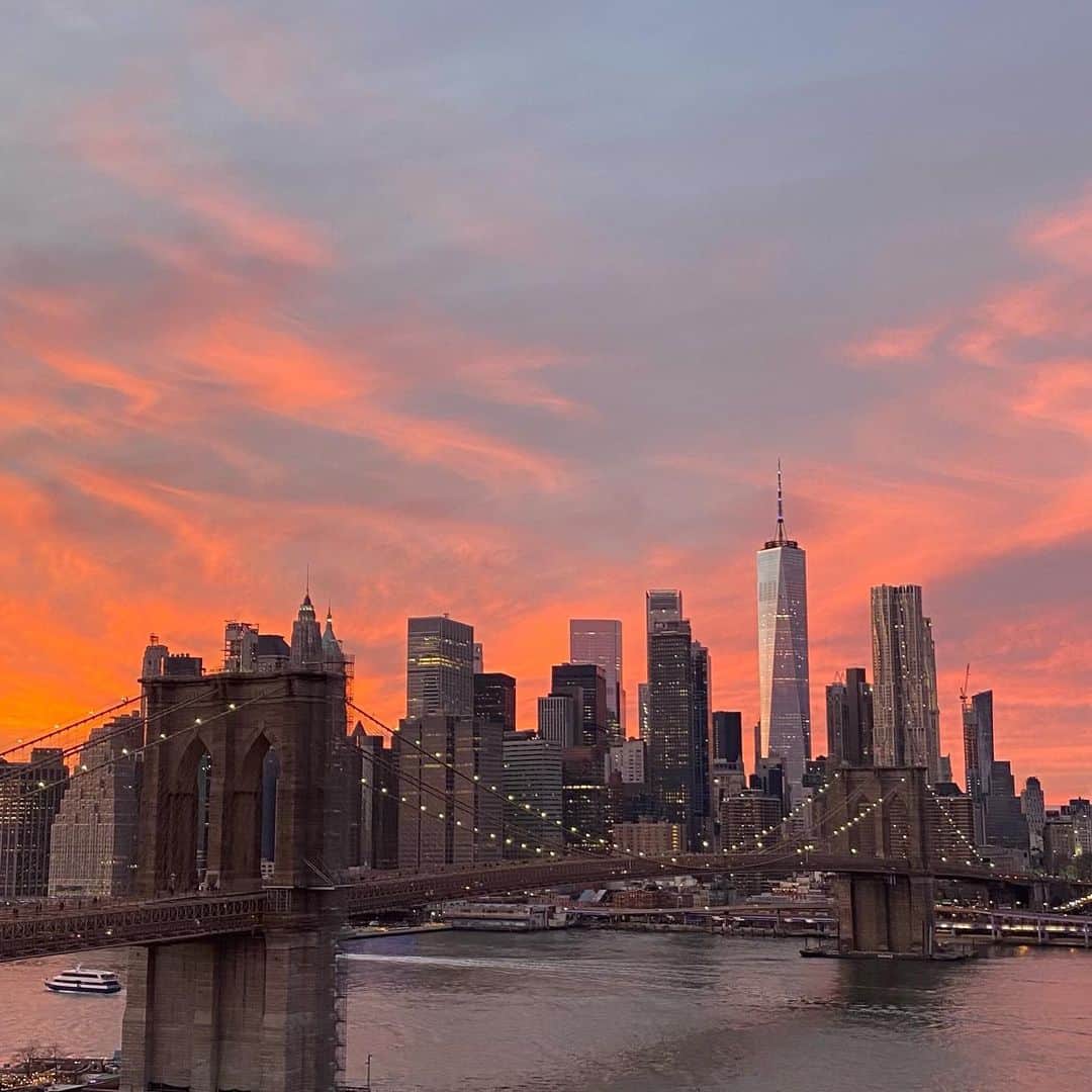 のインスタグラム：「Went into the first week of 2021 with some renewed energy and I think we can all agree that last week took an unexpected turn ↩️ I will not give up hope, but will continue to be optimistic about what the future holds. Let’s all try to come together for the greater good and make the years ahead of us positive and special ✨」