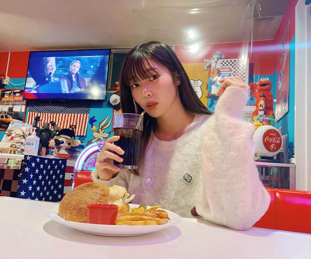 とももとももさんのインスタグラム写真 - (とももとももInstagram)「🗽🍔🍕 ・ #americandiner #selfie #領域展開   #zaraコーデ #ootd #古着 #fwj #筋トレ女子 #フィグラ女子 #フィットネス女子 #レースクイーン #ワークアウト女子  #ダイエット方法  #ダイエット #グラビアアイドル #フィットネスモデル  #オルチャンメイク」1月12日 9時29分 - coco_max0610