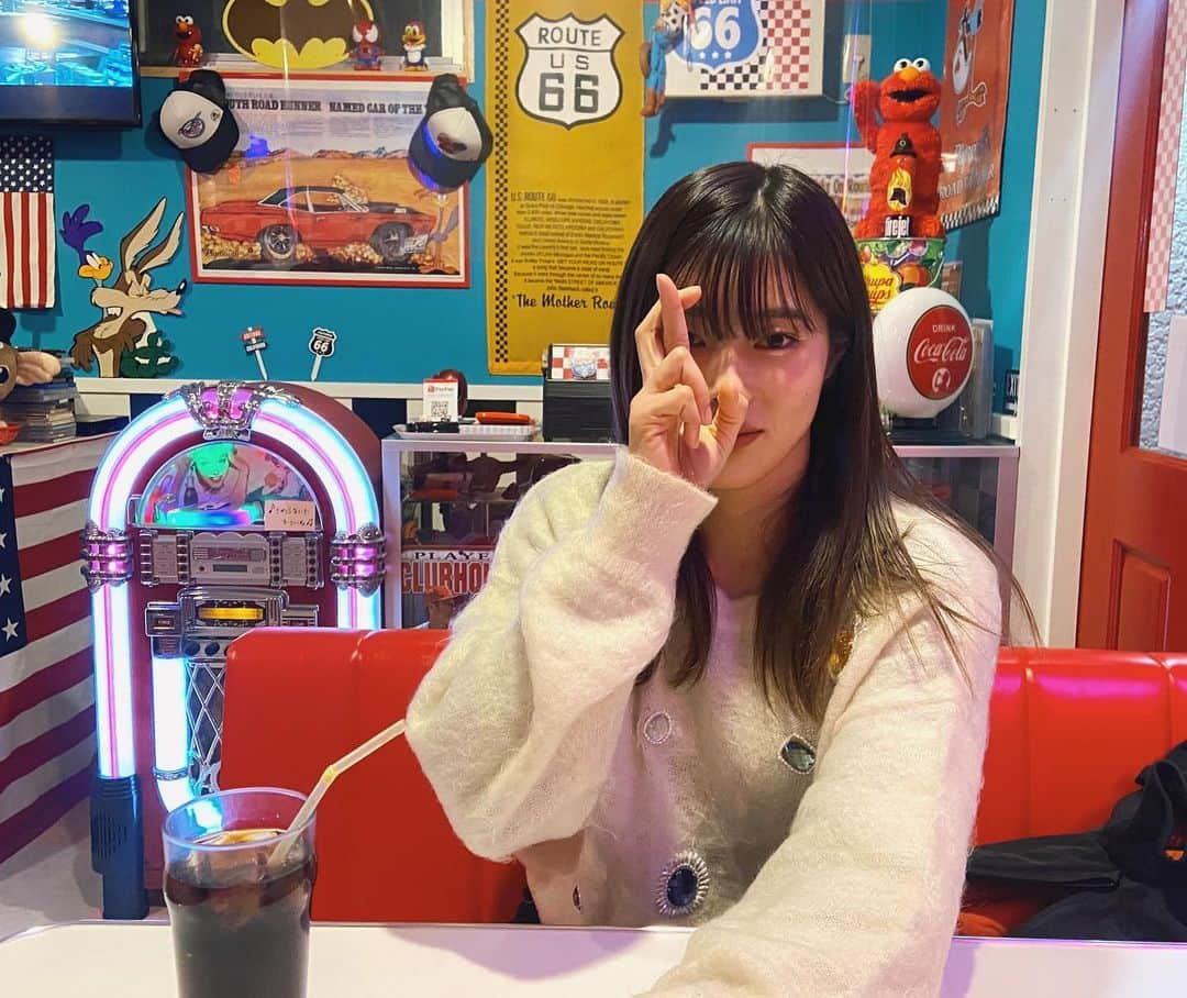 とももとももさんのインスタグラム写真 - (とももとももInstagram)「🗽🍔🍕 ・ #americandiner #selfie #領域展開   #zaraコーデ #ootd #古着 #fwj #筋トレ女子 #フィグラ女子 #フィットネス女子 #レースクイーン #ワークアウト女子  #ダイエット方法  #ダイエット #グラビアアイドル #フィットネスモデル  #オルチャンメイク」1月12日 9時29分 - coco_max0610