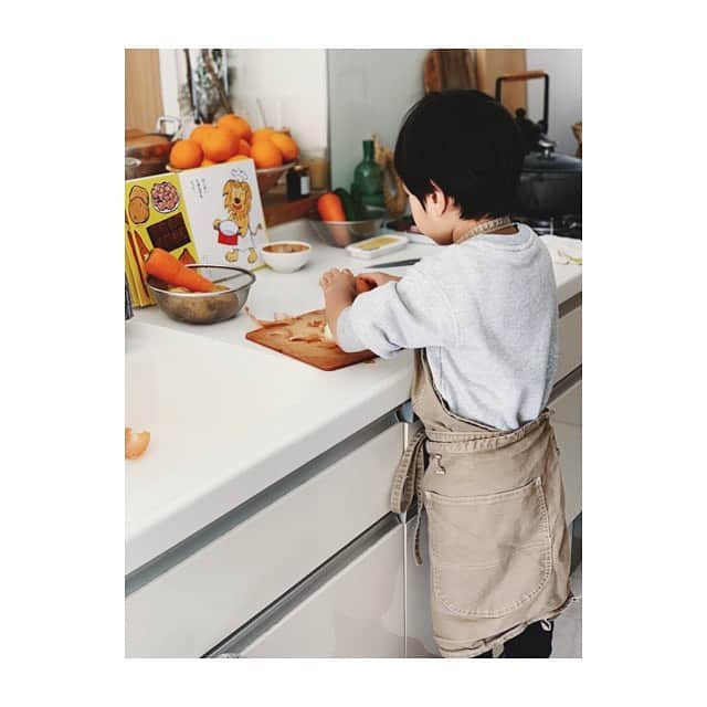 宇藤えみのインスタグラム：「週末のおうち時間。 1歳のお誕生日にもらってからずーっと大好きな絵本 『ライオンさんカレー』 これを見ながらカレーをつくりたいー！ というので家にある食材でカレー作り🍛 ライオンさんの仕草や音まで覚えていて真似している姿が可愛いかったw 絵本に出てくるごはんを親子で作ってみると楽しいですよ♪ つぎ坊は『ねこさんスパゲッティ』をつくりたいみたい🍝 お問い合わせ多かったエプロンは子ども用ではなく何年も使っている私のもので @forworkers_aya がデザインした　@lee_forworkers のものでーす！ #暮らし#親子ごはん#絵本ごはん#ライオンさんカレー」