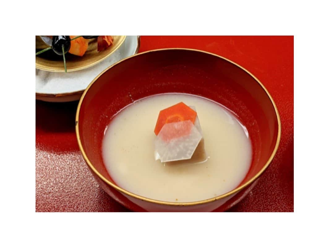 川村亜紀さんのインスタグラム写真 - (川村亜紀Instagram)「京都のお雑煮は白味噌に丸餅です。 私は母方が関西なので、小さい頃から白味噌のお雑煮に馴染みがあります。 白味噌の甘みが優しくホッとします。　　 お雑煮は、年神様にお供えした食物を煮て食べたことが由来だそうです。 年神様からのお下がりをいただく、年神様の恩恵をいただくという意味が込められていますので感謝していただきたいですね。  今この時もお務めくださる医療従事者の方々、関係者の方々、交通機関の方々、配送業者の方々、サービス業の方々みなさまに感謝申し上げます。  #kyoto #gion #tastykyoto #kyotogroumet #tastyjapan  #traditionalfood #japanesetraditionalfood #ozouni  #京都 #祇園 #今 さん #祇園今 #京のお味 #白味噌のお雑煮 #伝統食  #年神様へのお供え物  #美味しいもの日記」1月12日 9時36分 - _aki1015_