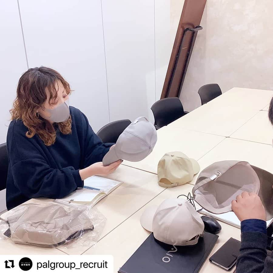 3COINSさんのインスタグラム写真 - (3COINSInstagram)「#Repost @palgroup_recruit  ﻿こんにちは、パルグループ新卒採用担当です。本日は雑貨事業部からバイヤーのご紹介です😊  【PAL GROUP 職種・社員紹介№5-①】﻿ ﻿ 【プロフィール】﻿ ﻿ 商品部　バイヤー﻿ 3COINS 　野口さん﻿ 趣味は韓国ドラマ鑑賞、 特技はバトントワリング﻿ ﻿ 入社15年目。新卒で3COINS天神店（福岡）に配属、3年目に商品部のバイヤー担当へ﻿ ﻿ 【現在の仕事について、1商品が出来るまで】﻿ ﻿ 商品の企画、バイイング。﻿ 1人で取り扱う商品は、﻿ 例えば、帽子1種類×2～3色展開、ポーチ1種類×2～3色展開で・・毎月23種類前後になります。﻿ ﻿ （商品が出来るまで）﻿ ●企画プレゼン﻿ ↓﻿ ●企画決定﻿ ↓﻿ ●商談を複数回、デザイン・ラインナップ決め、発注書・指示書作成、サンプルチェック、パッケージチェック、納期確認﻿ ↓﻿ ●VMD（ビジュアルマーチャンダイザー）・販売促進担当とのミーティング(店頭でどのように展開するのか？どの商品に販促物を作成するのか？など）﻿ ↓﻿ ●納品・各店舗へ﻿ ↓﻿ ●検証（売れ方の動向を見て今後の企画に生かしていきます。）﻿ ﻿ ﻿ 【心がける事やこだわりは？】﻿ ﻿ 一つの商品が出来るまでには、たくさんの人が関わり時間をかけています。皆が自分と同じ価値観ではないので、思いが伝わりやすいように資料作成をしたり、直接説明をして理解をしてもらい、的確に表現できるように心掛けています。﻿ ﻿ 【大変だった事は？】﻿ ﻿ バイヤーになった当時、専門の知識はなく、何も分からない未経験からのスタートでした。﻿ ﻿ また、私の担当した靴下は、メーカー仕入れから3COINSオリジナル別注へ強化するタイミングだったので、商品の作り方や工場など前例がなく、手探りで企画をしていました。失敗や悔しい思いもしましたが、その時の経験が今に繋がっていると思います。﻿ ﻿ 【やりがい、嬉しかった事は？】﻿ ﻿ 限られたコストの中で高見え商品を作ることや、お客様の反応が良く、ヒット商品が出た時はやりがいを感じ嬉しく思います。﻿ ﻿ 【皆さまへのメッセージ】﻿ ﻿ 私は学生の頃、色々な職種のアルバイトをしていました。﻿その中で一番長く続いたのがアパレルで、ファッションの方に進みたいと思い就職活動をしました。﻿視野を広げていろんな事に挑戦してみてください。その中で興味のある事が見つかるかもしれません。﻿頑張ってください！﻿ ﻿ ----------------------------------------------------------- ﻿ 3COINSからバイヤーをもう一人ご紹介！次回の投稿へ・・・②﻿ ﻿ #palgroup #パルグループ  #パル﻿ #pal #新卒採用 #採用 #仕事﻿ #就職活動 #就職 #recruit﻿ #アパレル #雑貨 #生活雑貨 #服飾雑貨﻿ #2022 #店長 #バイヤー﻿ #mystic #Discoat  #CIAOPANICTYPY﻿ #Ciaopanic  #Kastane﻿ #russet #whoswhochico   ﻿ #3COINS #ASOKO #salut  ﻿ ﻿」1月12日 9時38分 - 3coins_official