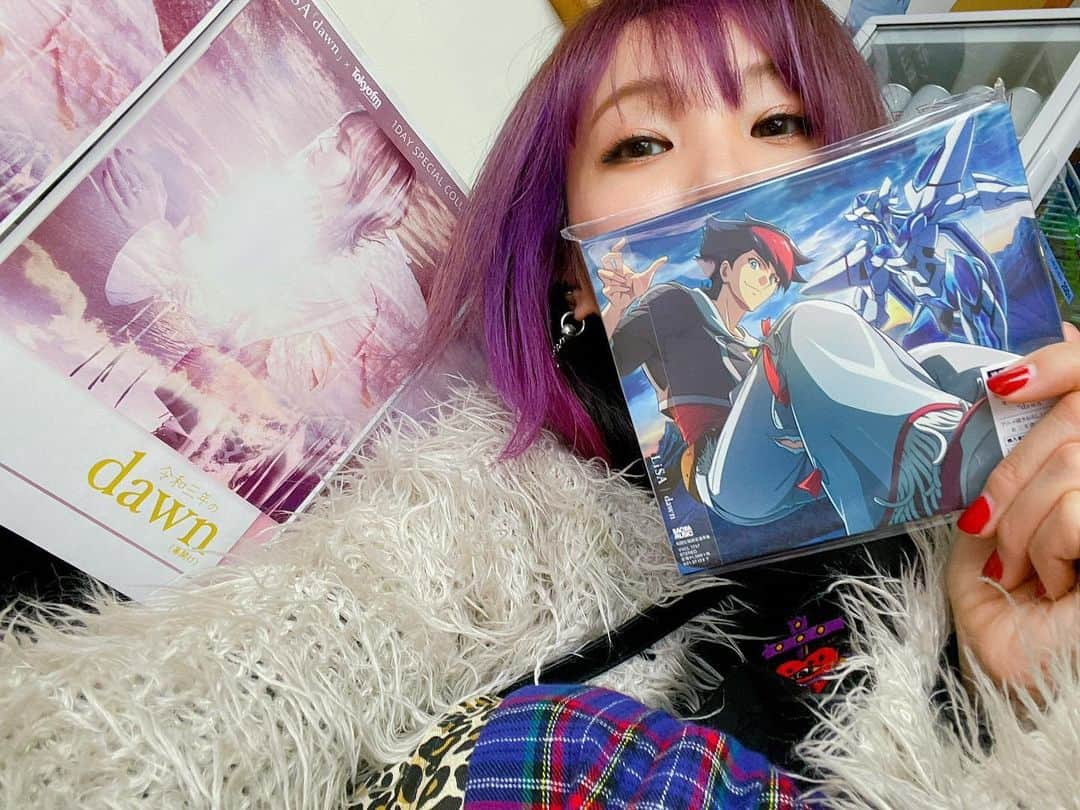 LiSAさんのインスタグラム写真 - (LiSAInstagram)「おはよーっ☻ 明日13日、18枚目のシングルラブレター(CD)「dawn」の発売日ですっ💿 ということは、もう本日ゲットしてもらえるかもしれないのか‥！ 2021年の幕開けを、一緒に迎えてくださーいっ🌅 そして本日は一日中TOKYO FMさんからお届けしますっ！よろしくお願いしますっ📻 #カウントどーん」1月12日 9時38分 - xlisa_olivex