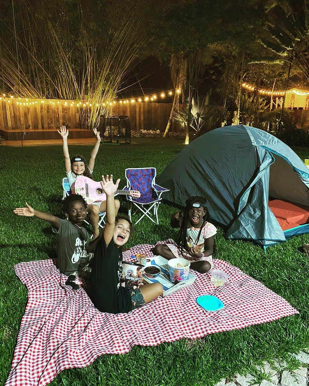 Bruno Gagliassoさんのインスタグラム写真 - (Bruno GagliassoInstagram)「Pq hj vai rolar acampamento do Dindo Léo! Kkkkkkkkkkk..... @leo_fuchs #chissomo #enzo #nina #bless #papai 🏕 #férias ⛺️BOA NOITE 🌙」1月12日 9時39分 - brunogagliasso