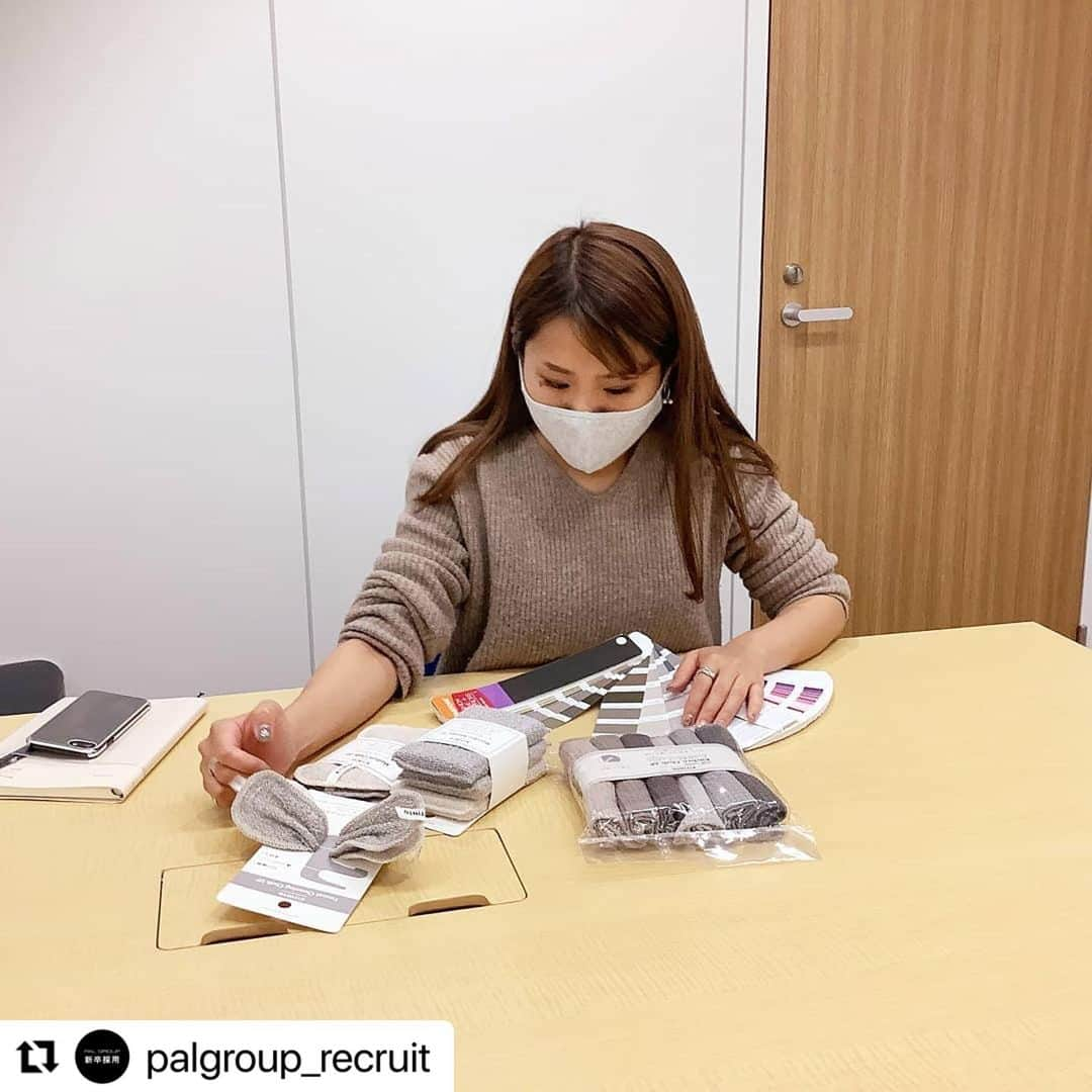 3COINSさんのインスタグラム写真 - (3COINSInstagram)「#Repost @palgroup_recruit   【PAL GROUP 職種・社員紹介№5-②】﻿ ﻿ 【プロフィール】﻿ ﻿ 商品部　バイヤー﻿ 3COINS 　堀内さん﻿ 趣味は美味しい食事とお酒（お酒の企画にもつながりました！）﻿ ﻿ 【入社理由と現在までの経歴】﻿ ﻿ 大学時代、マーケティングなどを専攻していたのもあり商品企画などの職種に興味があったのと、もともと雑貨が好きだった為です。﻿ ﻿ ●2013年新卒入社　smart life market 八重洲地下街店﻿  ●2014年　3COINS イオンモール柏店サブ﻿  ●2015年　3COINS  oops!渋谷地下街店　店長﻿  ●2017年　3COINS  oops!エトモ長津田店　店長﻿  ●2018年　3COINS　ららぽーと横浜店　店長﻿  ●2019年　3COINS　商品部　バイヤー担当に、現在8年目﻿ ﻿ 【仕事内容は？】﻿ ﻿ 商品企画、バイイング。 担当カテゴリー：キッチン　現在は二人で担当。バイヤーは、カテゴリー毎に担当が分かれています。（キッチン、アクセサリー、インテリア、バス、ペット、モバイル、コスメなど・・）﻿ ﻿ シーズンに合わせた商品企画・買付・商品/パッケージチェック・店頭チェック・市場リサーチなどを行っています。﻿ ﻿ 【やりがい、嬉しかった事は】﻿ ﻿ ・自分の手がけた商品が予想以上に反響があり売れた時﻿ ﻿ ・商品が出来上がるまでには、コストが合わない・イメージとは違ったクオリティ、、、などのトラブルもありますが、納得いく形になり店頭に並んだときはやりがいを感じます。﻿ ﻿ 【パルを一言でいうとどんな会社？】﻿ ﻿ 自分次第でいろんなチャレンジができる会社。﻿ ﻿ 店舗でも本部でもどんどん裁量ある仕事を任せてもらえる社風だと思います。﻿ ﻿ 【皆さんへのメッセージ】﻿ ﻿ 色々な経験が色々な場面で繋がると思うので、興味ある事にたくさんチャレンジしてみて欲しいです。私自身も入社して、たくさんの店舗経験があるからこそ、今に生かされていることが大きいです。コロナ禍で不安も大きいと思いますが、自分と向き合える時間を大切に頑張ってください。﻿ ﻿ ﻿ -------------------------------------------------﻿ ﻿ 続きは次回の投稿へ・・・③﻿ ﻿ #palgroup #パルグループ  #パル﻿ #pal #新卒採用 #採用 #仕事﻿ #就職活動 #就職 #recruit﻿ #アパレル #雑貨 #生活雑貨 #服飾雑貨﻿ #2022 #店長 #バイヤー﻿ #mystic #Discoat  #CIAOPANICTYPY﻿ #Ciaopanic  #Kastane #3COINS﻿ #russet #whoswhochico   ﻿ #3COINS #ASOKO #salut ﻿ ﻿」1月12日 9時40分 - 3coins_official