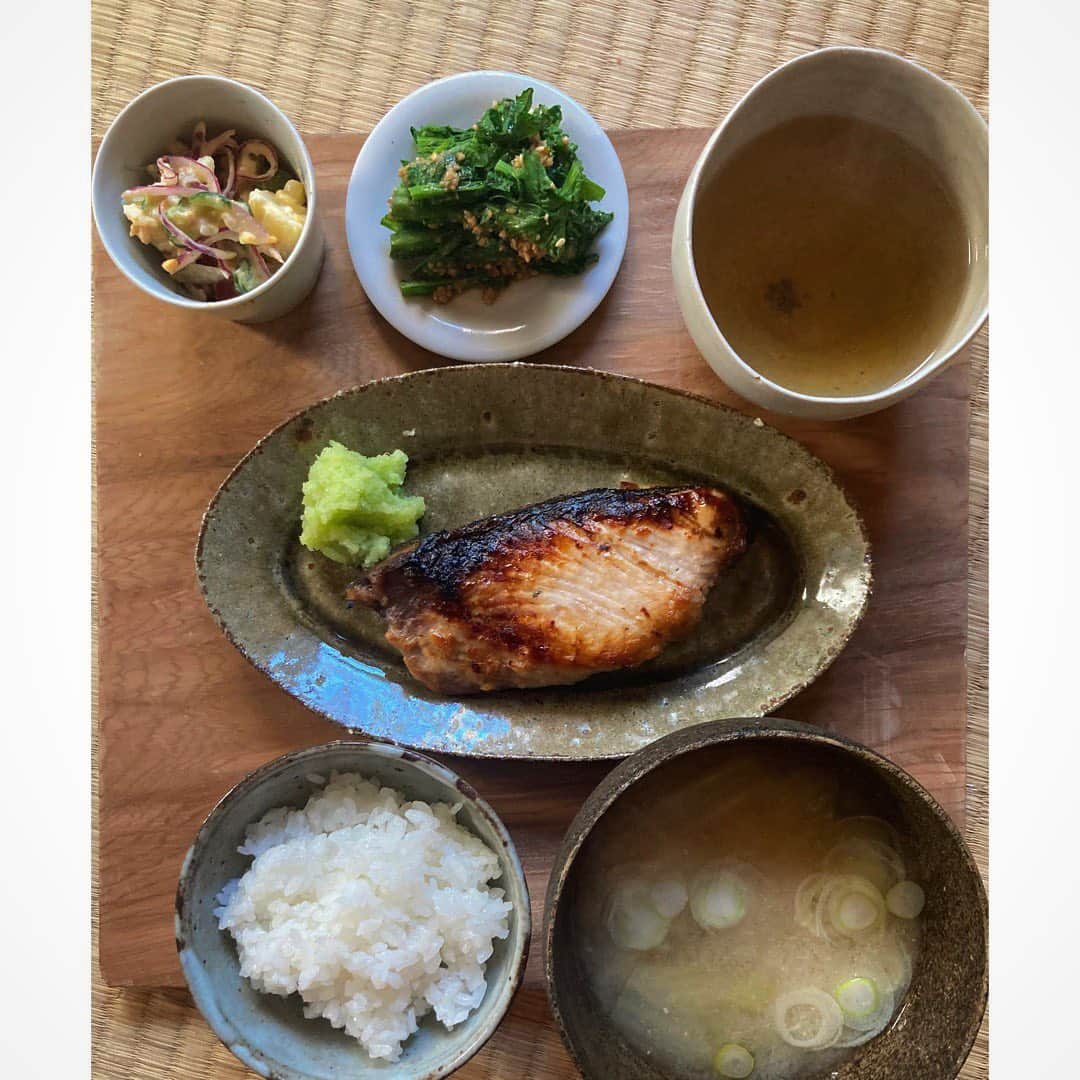 journaleatripのインスタグラム：「Breakfast  鰤の西京漬け  白味噌と酒粕を合わせて漬けるのが好み。 分厚い立派な切り身はfishmarketで。  今日は寒くなりそうなのでいっそう3首ぐるぐる巻きで出ます。想像はお任せで..。 みなさまお気をつけて」