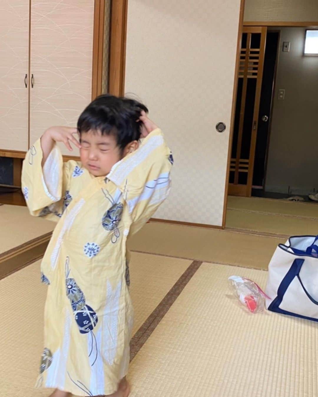 藤田志穂さんのインスタグラム写真 - (藤田志穂Instagram)「何度もお世話になってるホテルでは、3歳になってはじめて浴衣を用意してもらえていたのだけど👘 ・ なんだろう、この座敷わらし感😍 ・ 動きも騒がしいもんで、セクシーショットばかりだよ😂 ・ そして最後の2枚は、相変わらず一緒には写真を撮ってくれない息子と、めげない母シリーズ🤣 ・ 何でこうも嫌がるのか🥺 ・ 早く、また行ける日がくるといいね🙏✨ ・ #家族旅行 #思い出 #温泉 #湯河原 #大滝ホテル  #露天風呂 #露天風呂付き客室  #部屋風呂 #座敷わらし  #ちびっこジャイアン #はじめての浴衣 #めげない母ちゃん」1月12日 9時46分 - shiho_fujita44