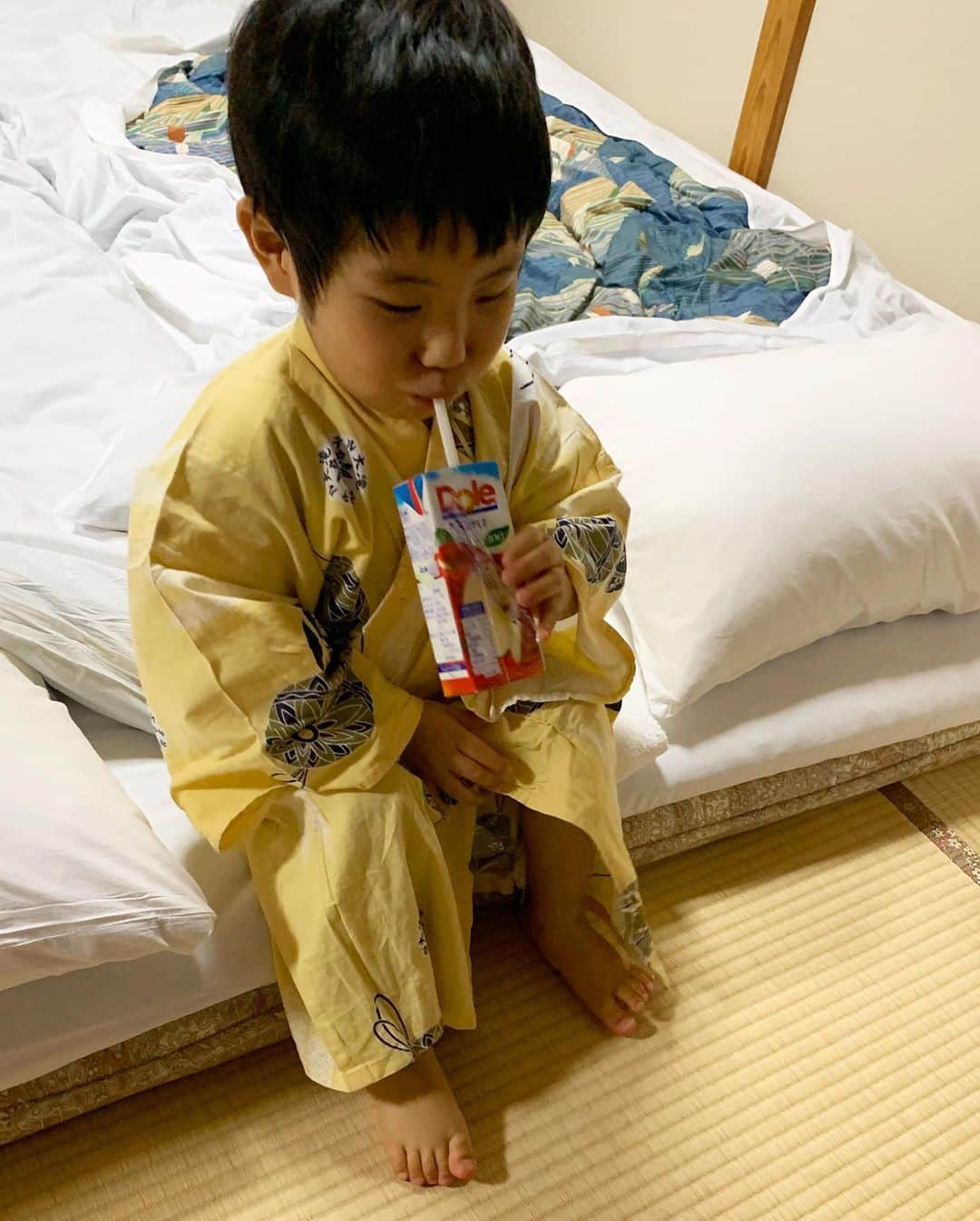 藤田志穂さんのインスタグラム写真 - (藤田志穂Instagram)「何度もお世話になってるホテルでは、3歳になってはじめて浴衣を用意してもらえていたのだけど👘 ・ なんだろう、この座敷わらし感😍 ・ 動きも騒がしいもんで、セクシーショットばかりだよ😂 ・ そして最後の2枚は、相変わらず一緒には写真を撮ってくれない息子と、めげない母シリーズ🤣 ・ 何でこうも嫌がるのか🥺 ・ 早く、また行ける日がくるといいね🙏✨ ・ #家族旅行 #思い出 #温泉 #湯河原 #大滝ホテル  #露天風呂 #露天風呂付き客室  #部屋風呂 #座敷わらし  #ちびっこジャイアン #はじめての浴衣 #めげない母ちゃん」1月12日 9時46分 - shiho_fujita44